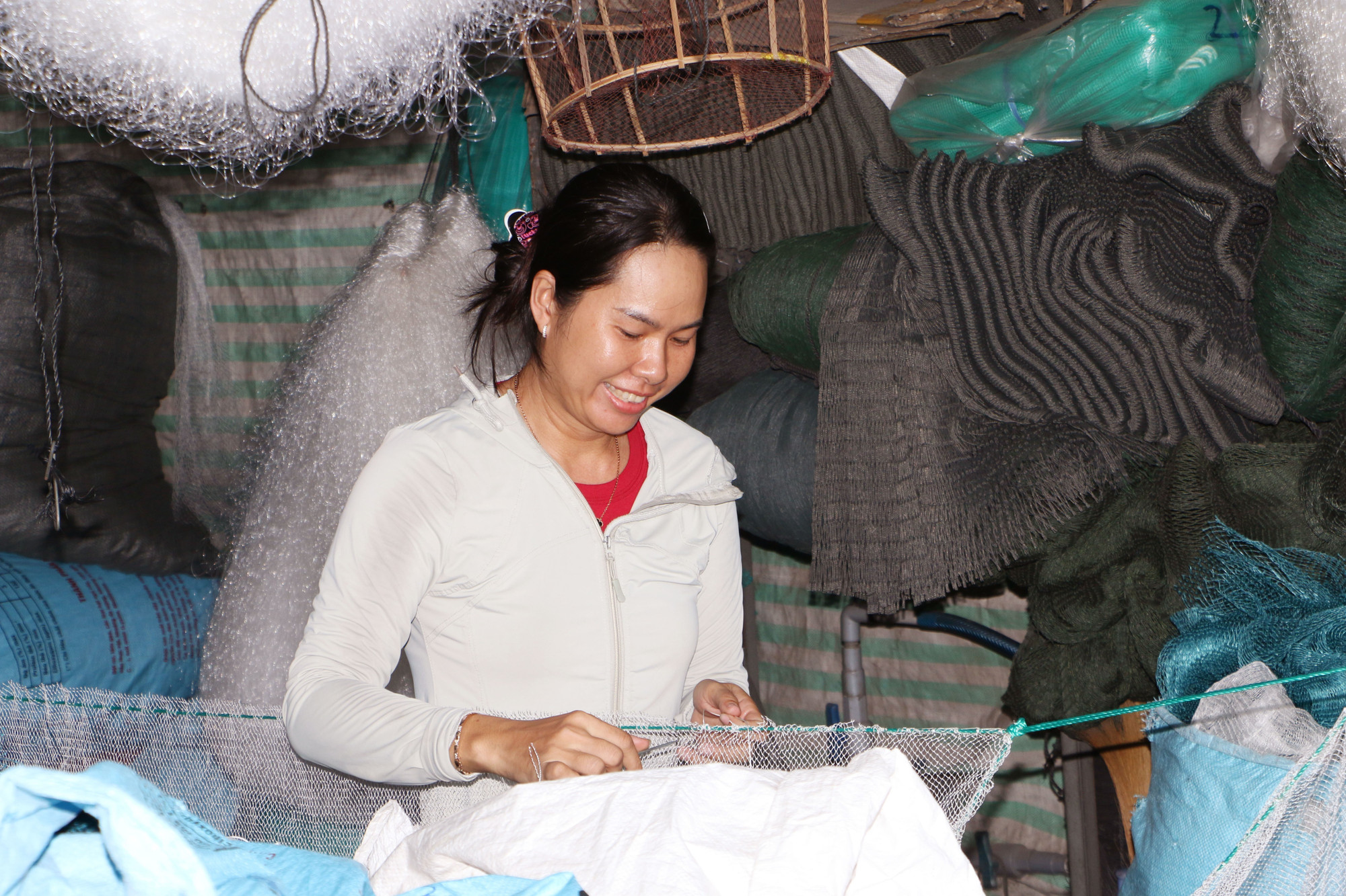 Bà Nguyễn Thúy An, chủ cơ sở Trung Tiến gia công lưới kéo. Bà Nguyễn Thúy An, chủ cơ sở Trung Tiến gia công lưới kéo.