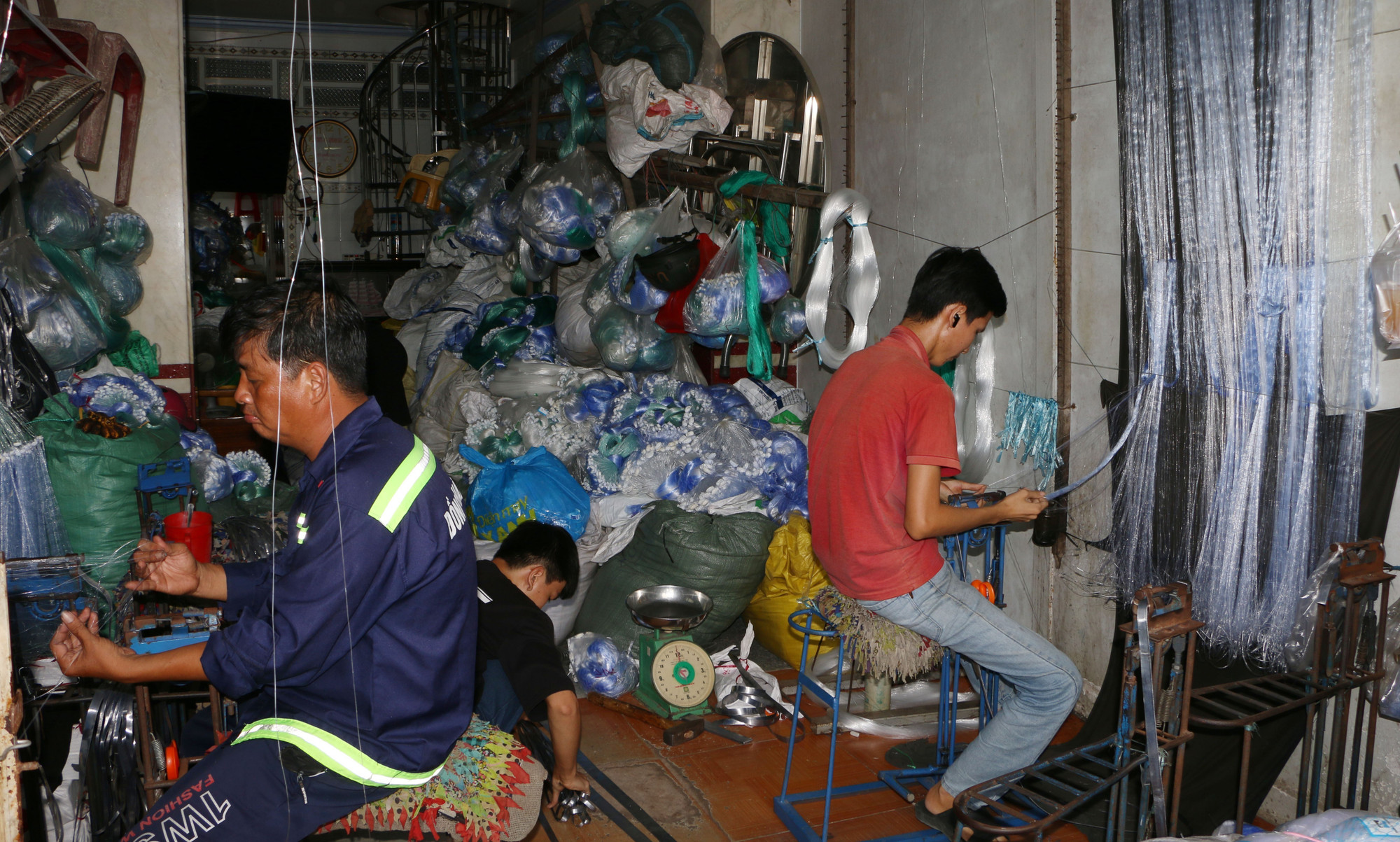 Làng nghề đã thu hút hơn 1000 lao động làm việc tại chổ và tại nhà, góp phần tăng thu nhập cho người dân địa phương. Làng nghề đã thu hút hơn 1000 lao động làm việc tại chổ và tại nhà, góp phần tăng thu nhập cho người dân địa phương.