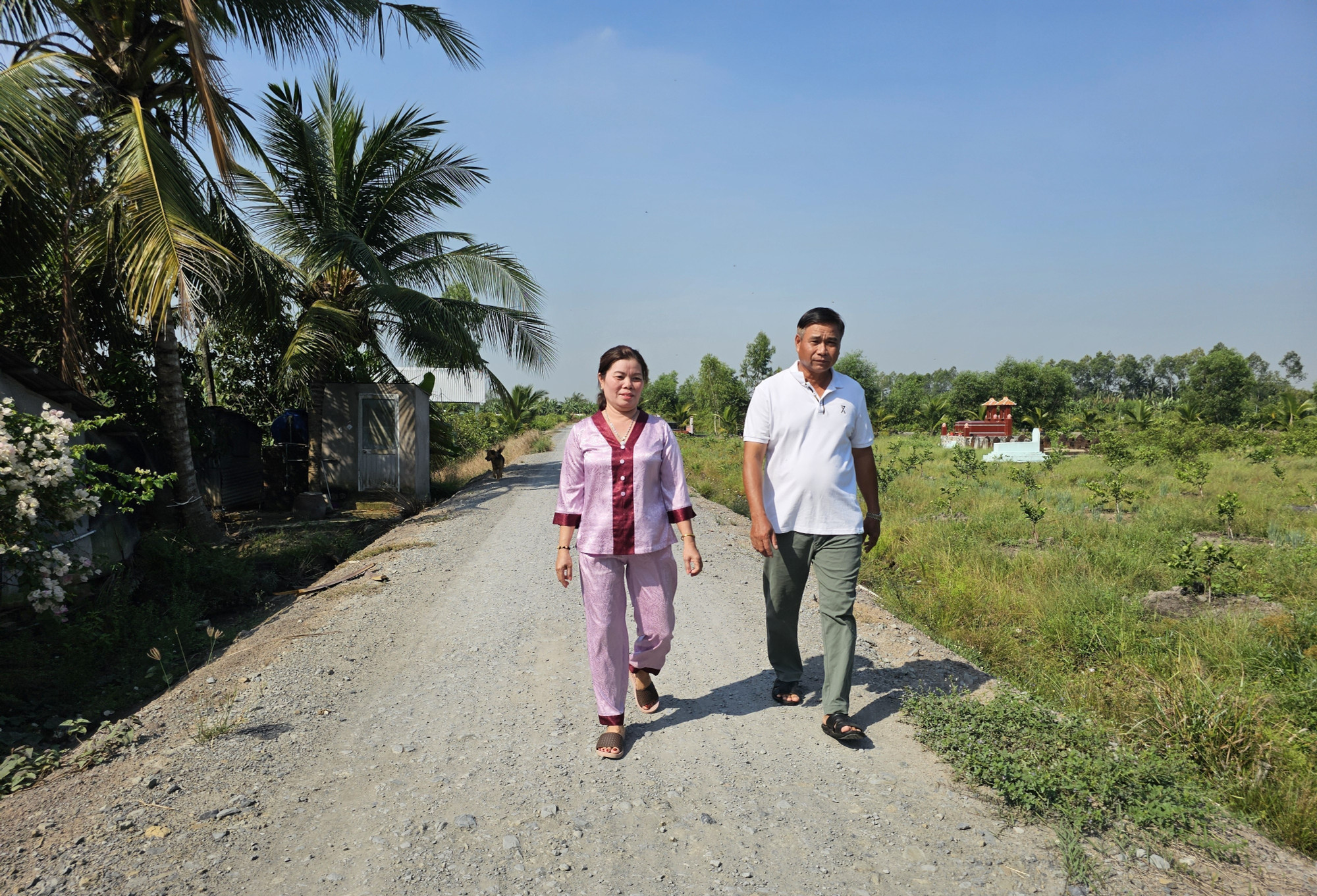 Gia đình ông Nguyễn Minh Trang và bà Phạm Thị Út Em (ấp 3, xã Bình Hòa Nam) cùng người dân hiến đất để mở rộng đường giao thông trong xã. Gia đình ông Nguyễn Minh Trang và bà Phạm Thị Út Em (ấp 3, xã Bình Hòa Nam) cùng người dân hiến đất để mở rộng đường giao thông trong xã.