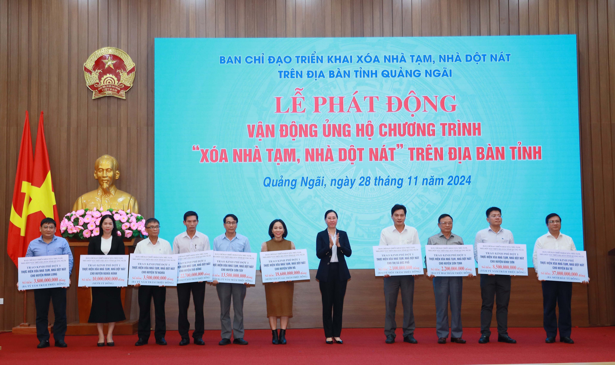Ủy viên Trung ương Đảng, Bí thư Tỉnh ủy Quảng Ngãi Bùi Thị Quỳnh Vân trao kinh phí vận động hỗ trợ các địa phương trong tỉnh xóa nhà tạm. Ủy viên Trung ương Đảng, Bí thư Tỉnh ủy Quảng Ngãi Bùi Thị Quỳnh Vân trao kinh phí vận động hỗ trợ các địa phương trong tỉnh xóa nhà tạm.