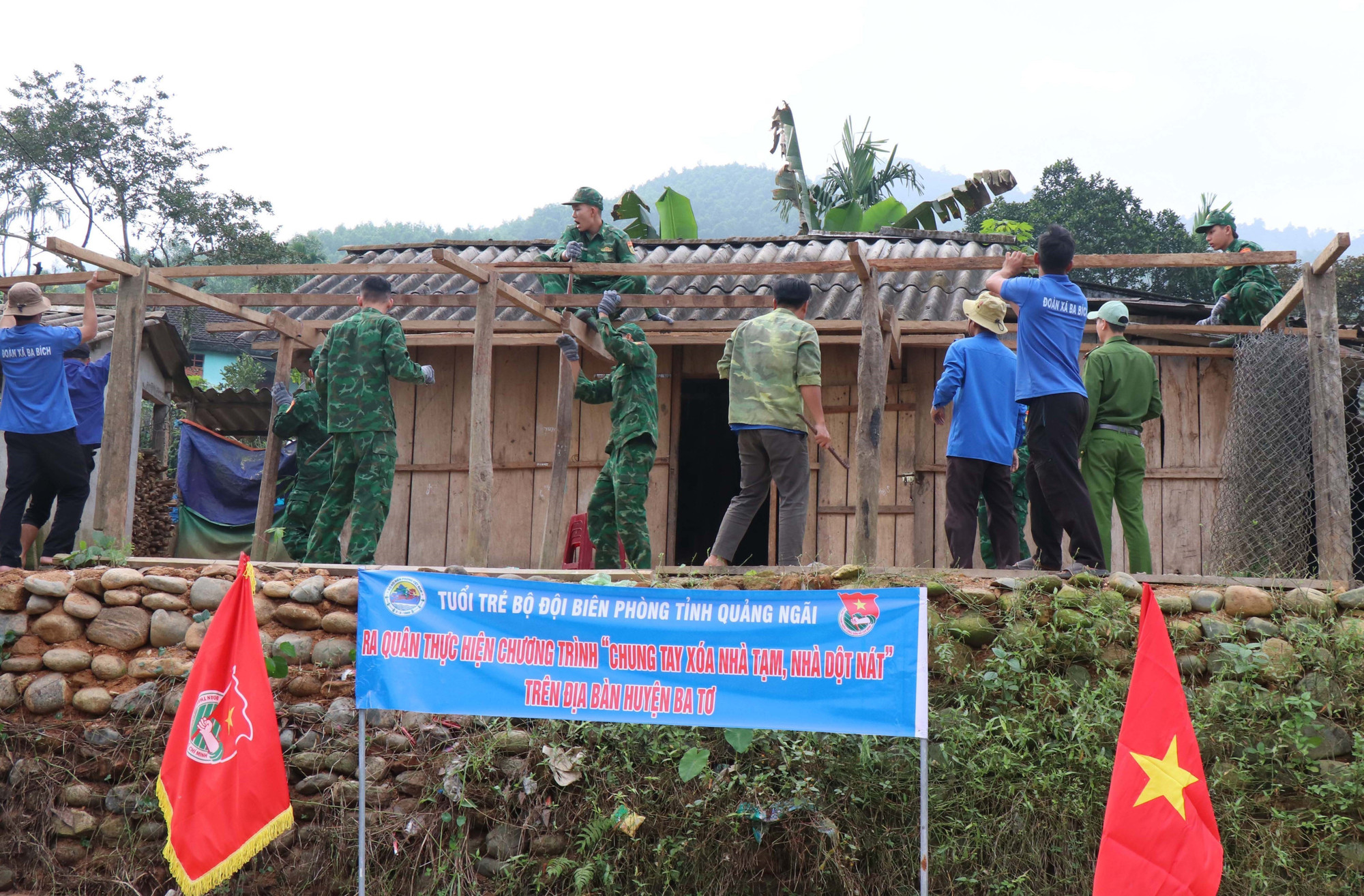 Lực lượng vũ trang, đoàn thanh niên hỗ trợ ngày công xóa nhà tạm cho hộ nghèo. Ảnh: Phạm Cường-TTXVN xnt-ndn-17052025-01.jpg