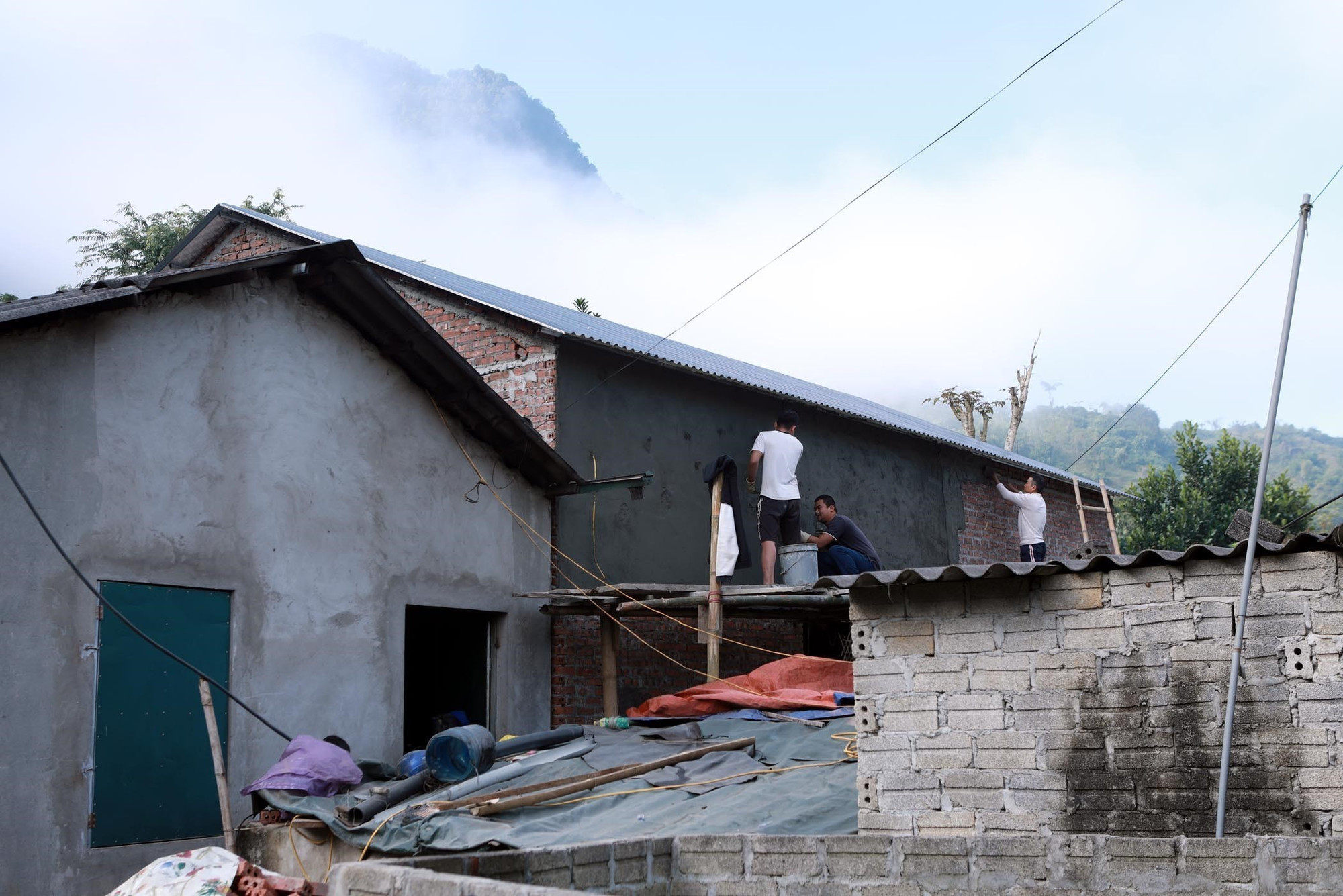 Gia đình nhà ông Hoàng Văn Cán ở bản Nà Củng, xã biên giới Phong Thổ (Lai Châu) được hỗ trợ 60 triệu đồng và vay thêm 100 triệu đồng.
