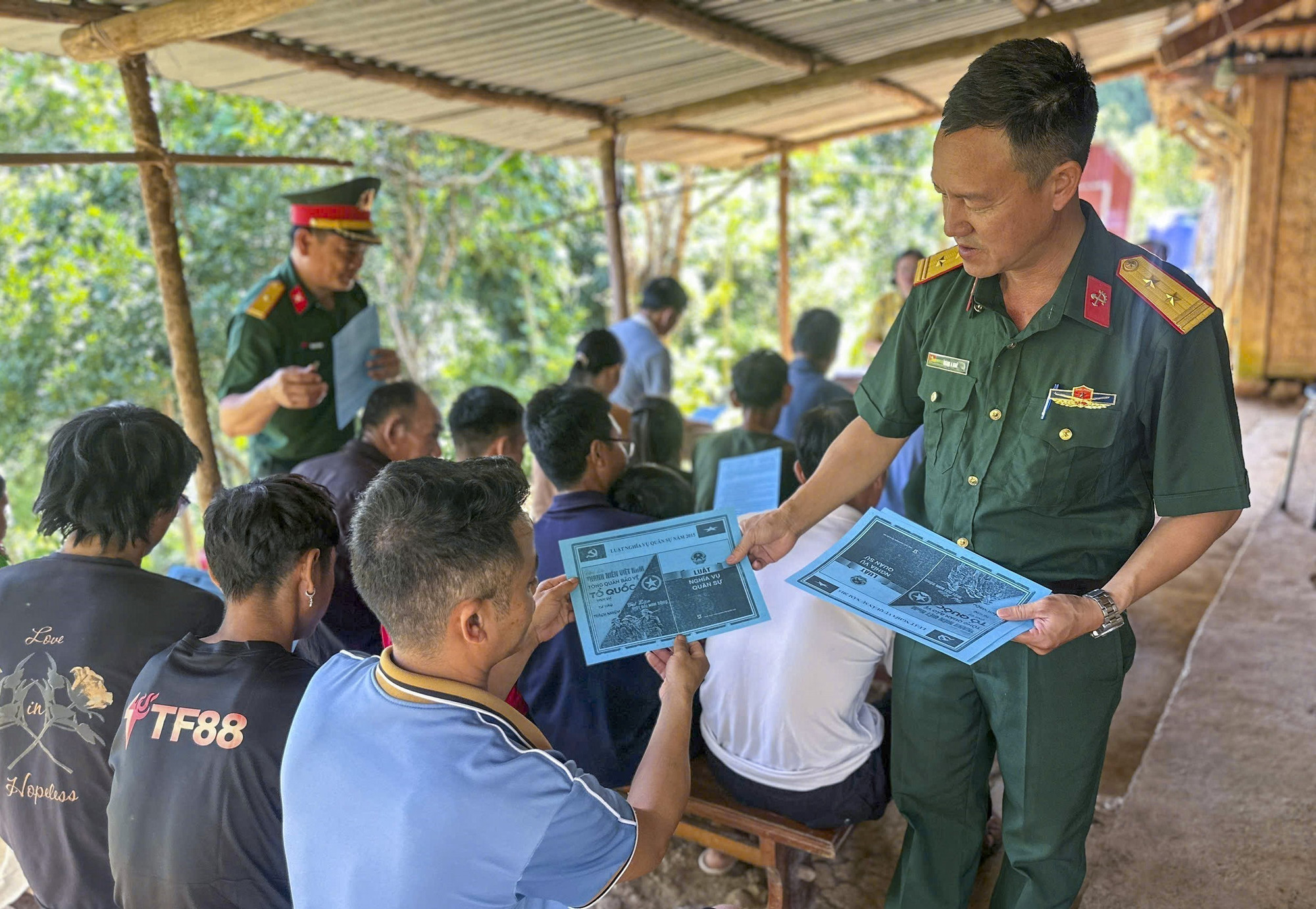 Bộ đội tuyên truyền về Luật Nghĩa vụ quân sự tại các thôn bản. Ảnh: TTXVN phát