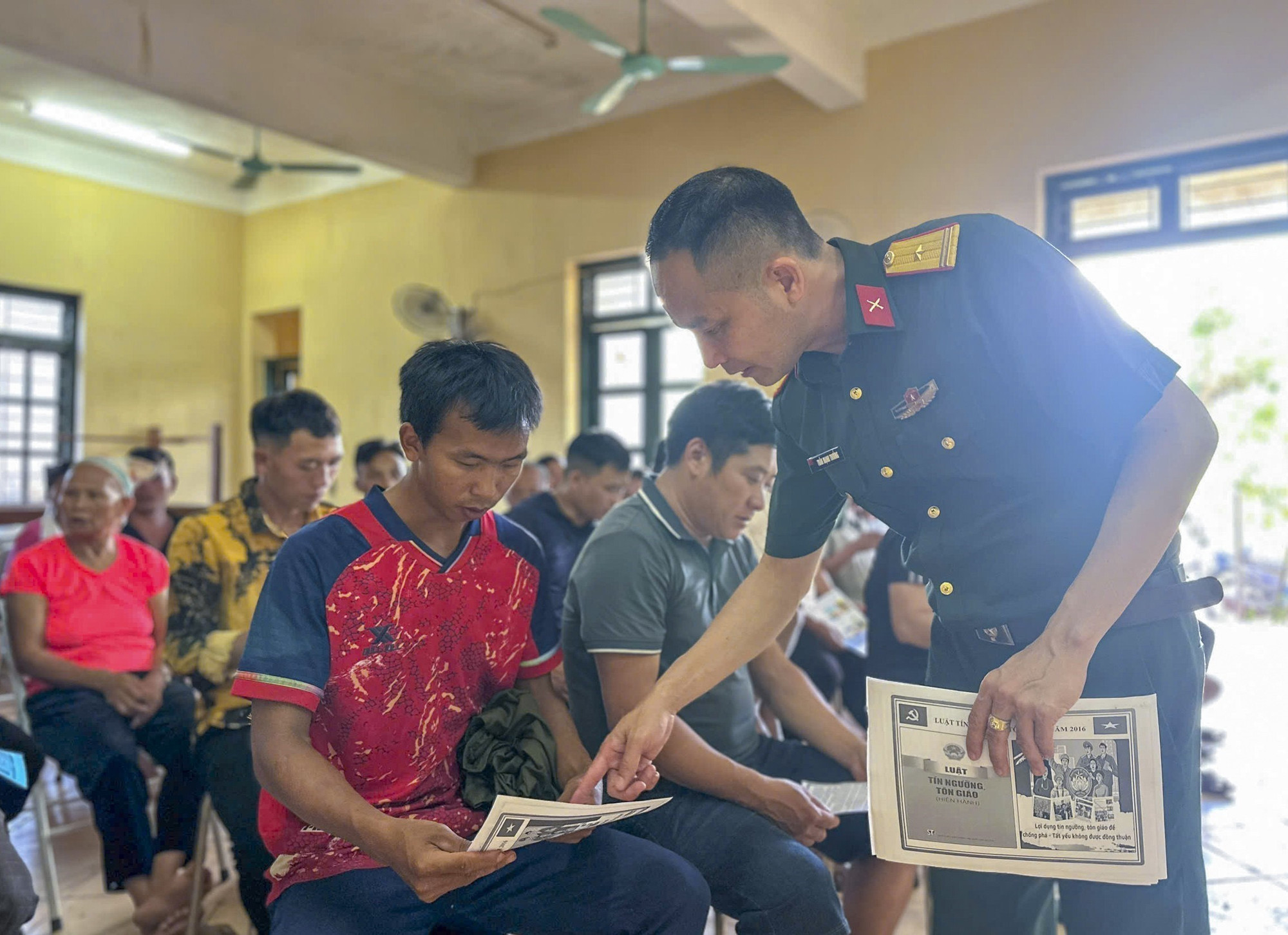 Cán bộ, chiến sĩ Ban Chỉ huy Phòng thủ khu vực 1 – Mường Nhé tuyên truyền Luật Tín ngưỡng tôn giáo cho người dân vùng cao. Ảnh: TTXVN phát