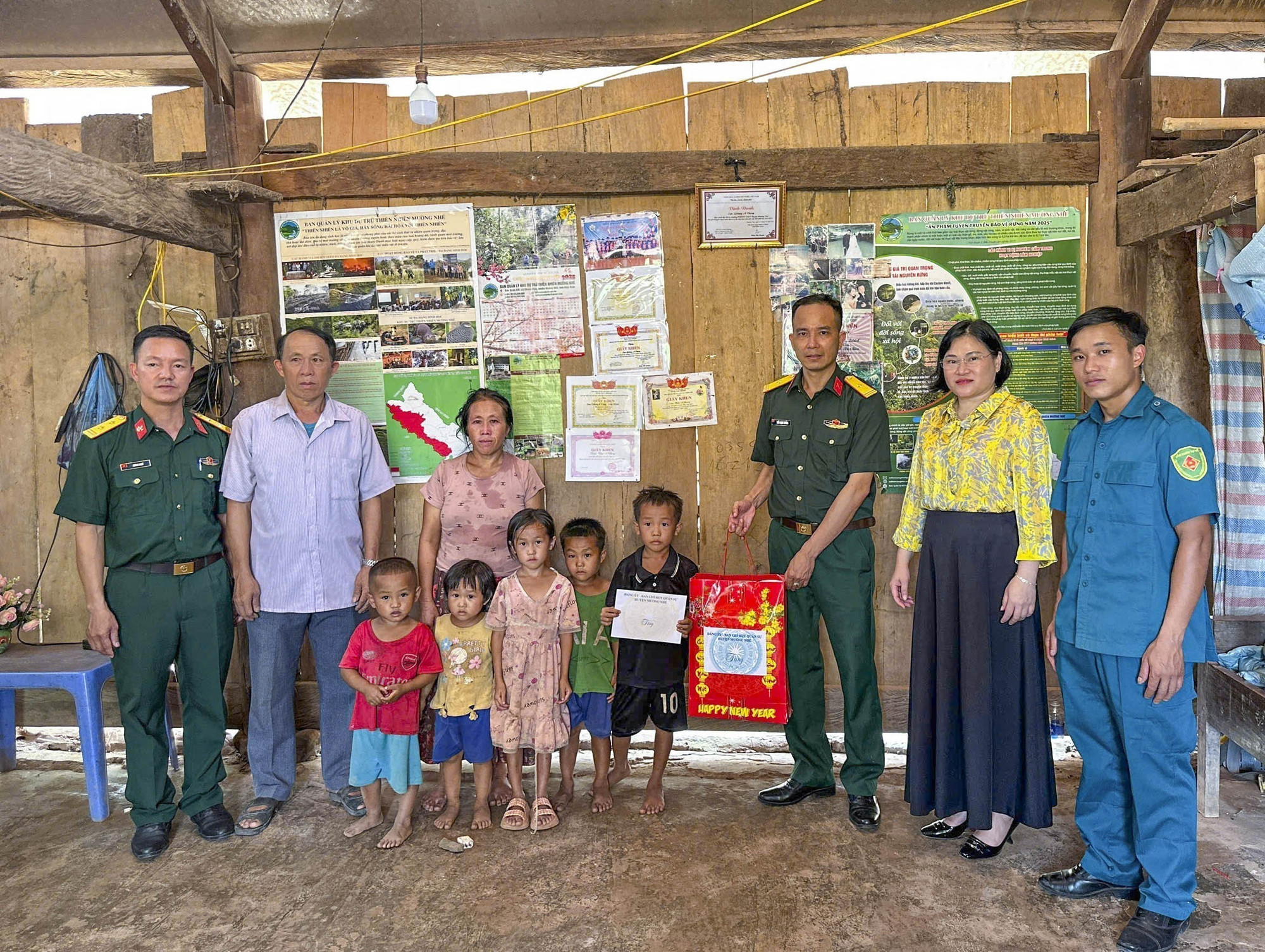 Ban Chỉ huy Phòng thủ khu vực 1 – Mường Nhé tặng quà cho các gia đình có hoàn cảnh khó khăn. Ảnh: TTXVN phát