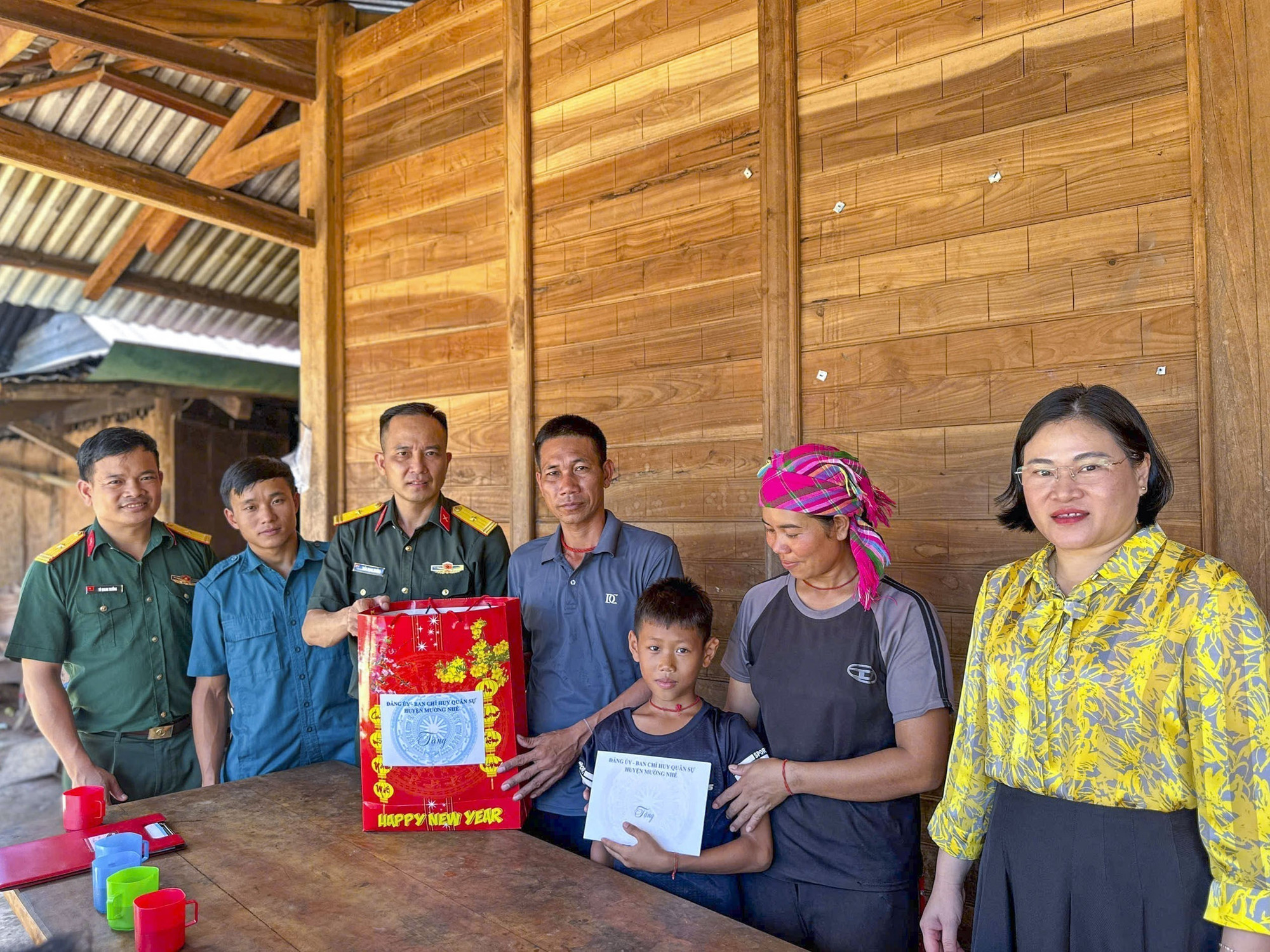 Ban Chỉ huy Phòng thủ khu vực 1 – Mường Nhé tặng quà cho các gia đình có hoàn cảnh khó khăn. Ảnh: TTXVN phát