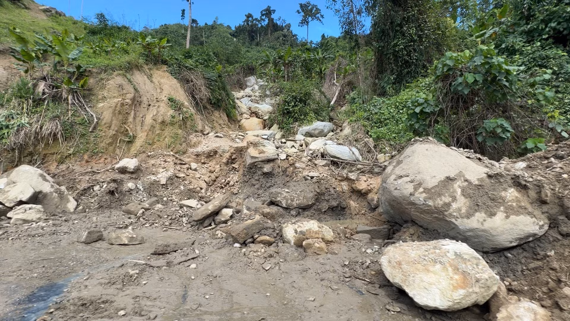 Nhiều đoạn sát lở vẫn còn ngổn ngang trên tuyến đường Di Lăng - Trà Trung đoạn qua xã Tây Trà Bồng (Quảng Ngãi). Ảnh: Hải Âu/TTXVN