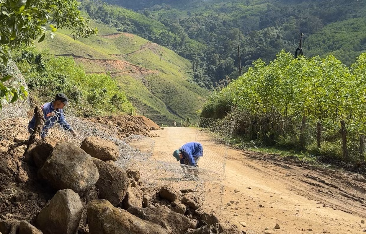 Đơn vị thi công khẩn trương khắc phục tuyến đường Di Lăng - Trà Trung, đảm bảo cho người dân lưu thông trong dịp Tết Nguyên Đán. Ảnh: Hải Âu/TTXVN