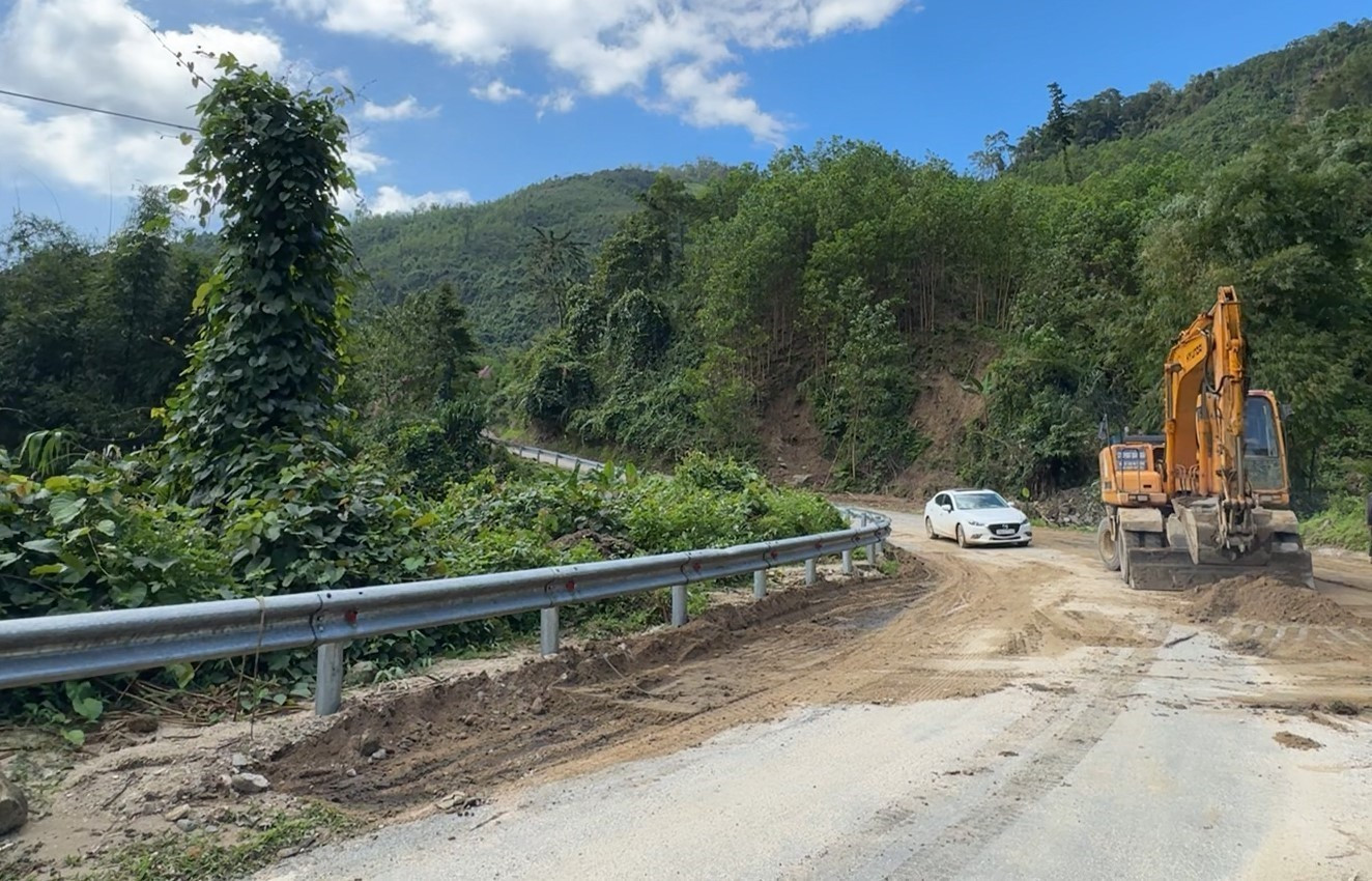 Đơn vị thi công khẩn trương sửa chữa tuyến tuyến đường Tỉnh lộ 622B đoạn qua xã Tây Trà, đảm bảo cho người dân lưu thông trong dịp Tết Nguyên Đán. Ảnh: Hải Âu/TTXVN