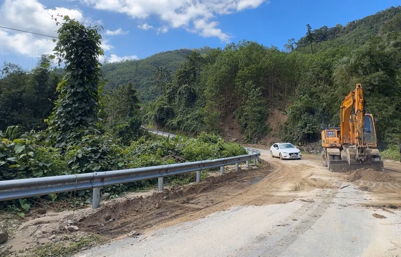 Đơn vị thi công khẩn trương sửa chữa tuyến tuyến đường Tỉnh lộ 622B đoạn qua xã Tây Trà, đảm bảo cho người dân lưu thông trong dịp Tết Nguyên Đán. Ảnh: Hải Âu/TTXVN