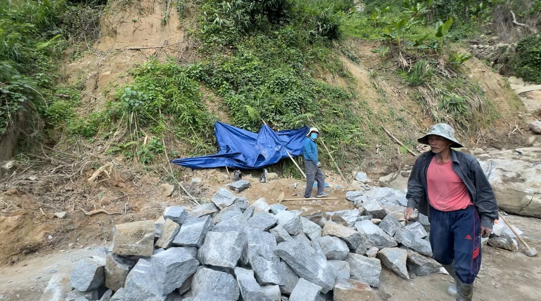 Đơn vị thi công khẩn trương khắc phục tuyến đường Di Lăng - Trà Trung, đảm bảo cho người dân lưu thông trong dịp Tết Nguyên Đán. Ảnh: Hải Âu/TTXVN