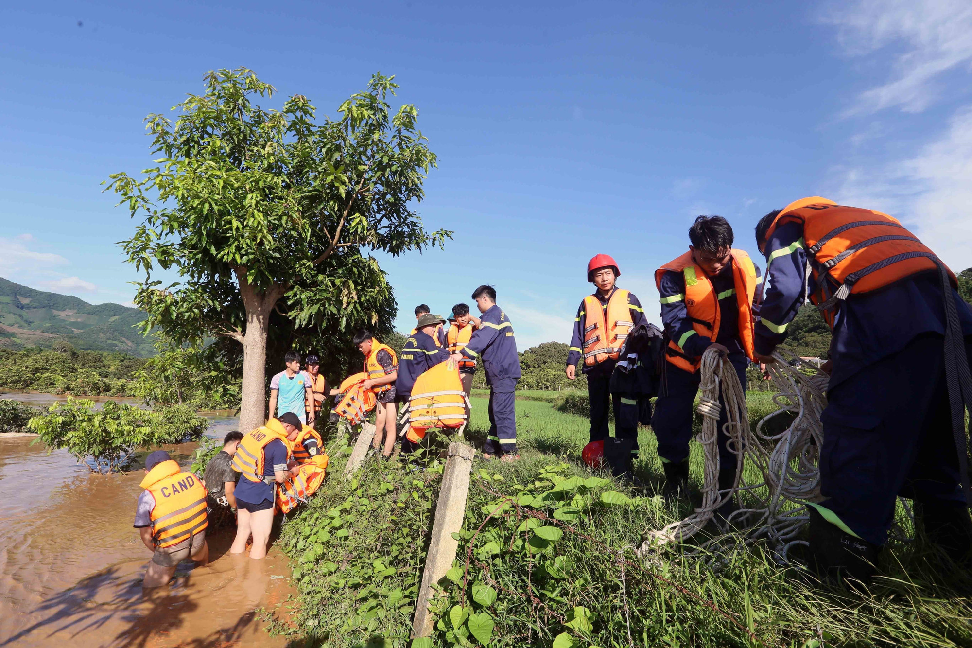 Lực lượng Cảnh sát PCCC và cứu nạn cứu hộ, Công an tỉnh Sơn La tiếp cận hiện trường để giải cứu 6 người tại xã Chiềng Khương bị mắc kẹt trong mưa lũ. Lực lượng Cảnh sát PCCC và cứu nạn cứu hộ, Công an tỉnh Sơn La tiếp cận hiện trường để giải cứu 6 người tại xã Chiềng Khương bị mắc kẹt trong mưa lũ.