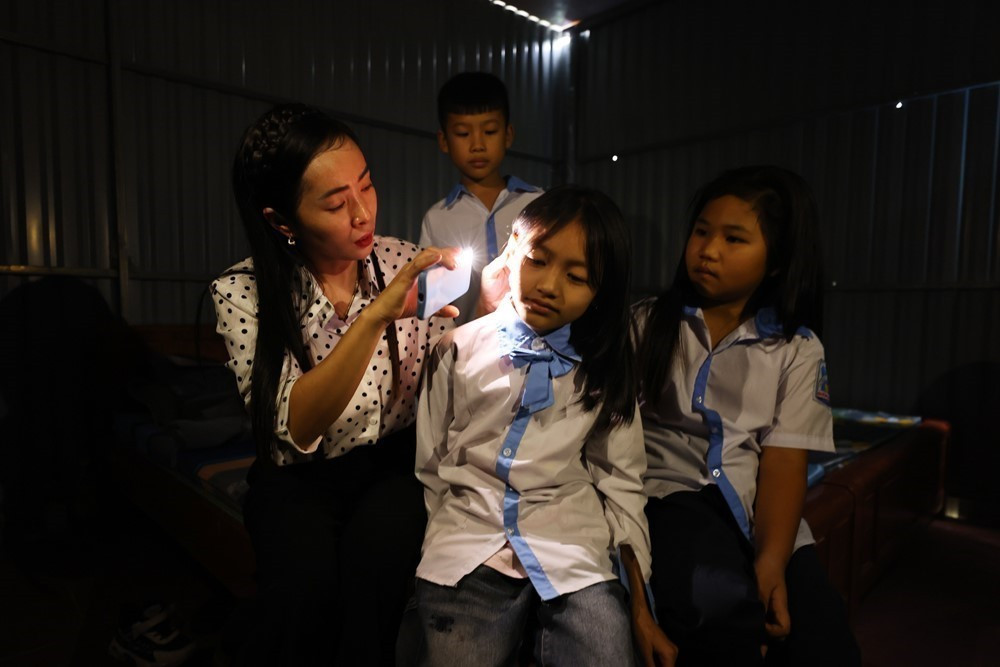 Ngoài giờ dạy học cho trẻ, cô giáo Đinh Lệ Thu dành thời chăm sóc sức khỏe, vệ sinh cá nhân cho học sinh.