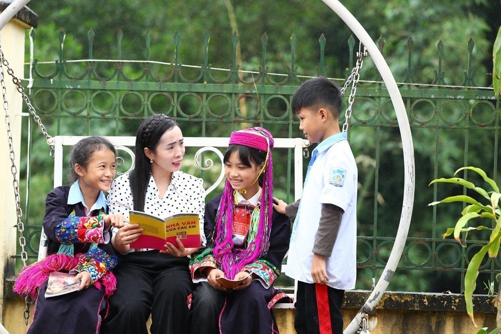 Cô Thu với các học trò sau giờ học.