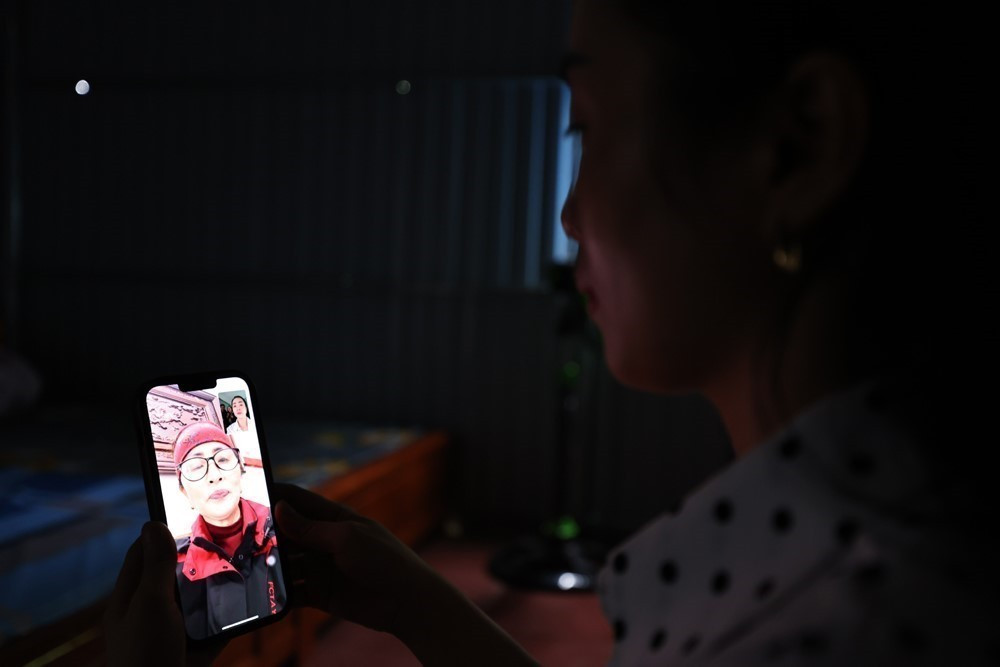 Thường xuyên xa nhà, cô Thu gọi điện hỏi thăm người thân vào mỗi buổi tối.