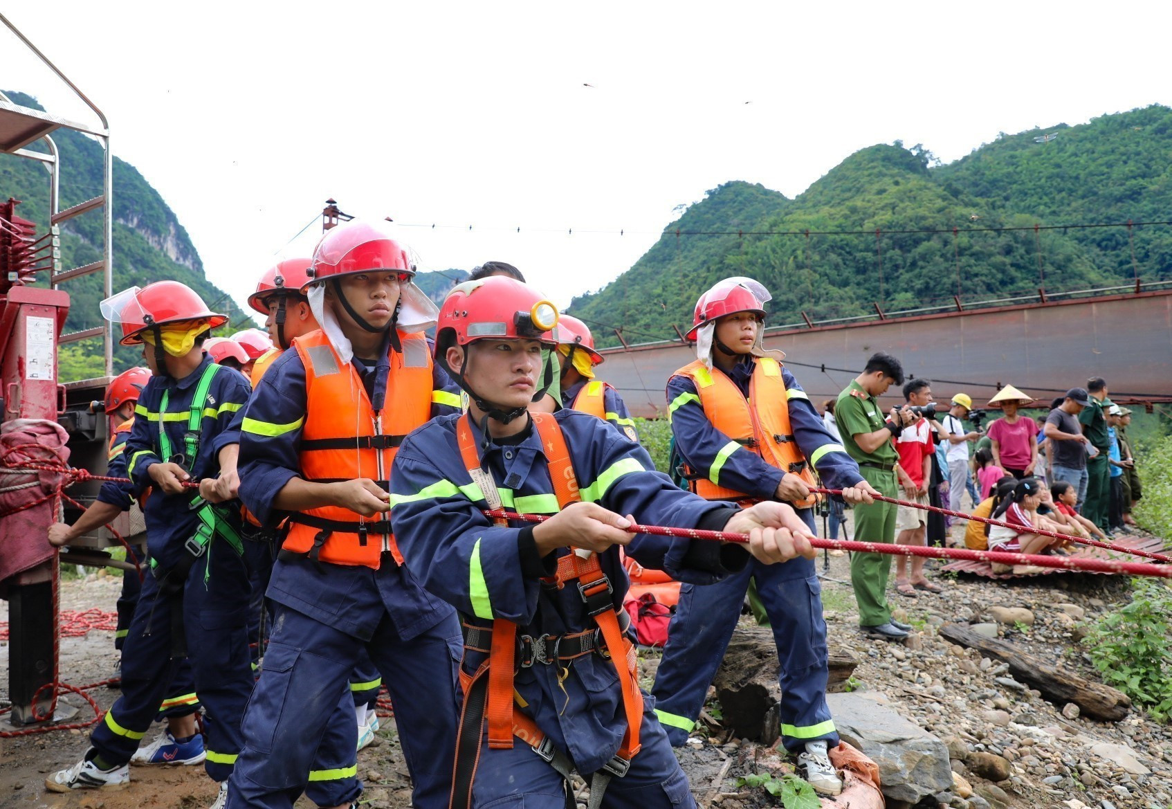 Lực lượng Phòng Cảnh sát PCCC & CNCH, Công an tỉnh Điện Biên, tìm kiếm chiếc xe ô tô bị rơi xuống sông. Ảnh: Xuân Tư/TTXVN Lực lượng Phòng Cảnh sát PCCC & CNCH, Công an tỉnh Điện Biên, tìm kiếm chiếc xe ô tô bị rơi xuống sông. Ảnh: Xuân Tư/TTXVN