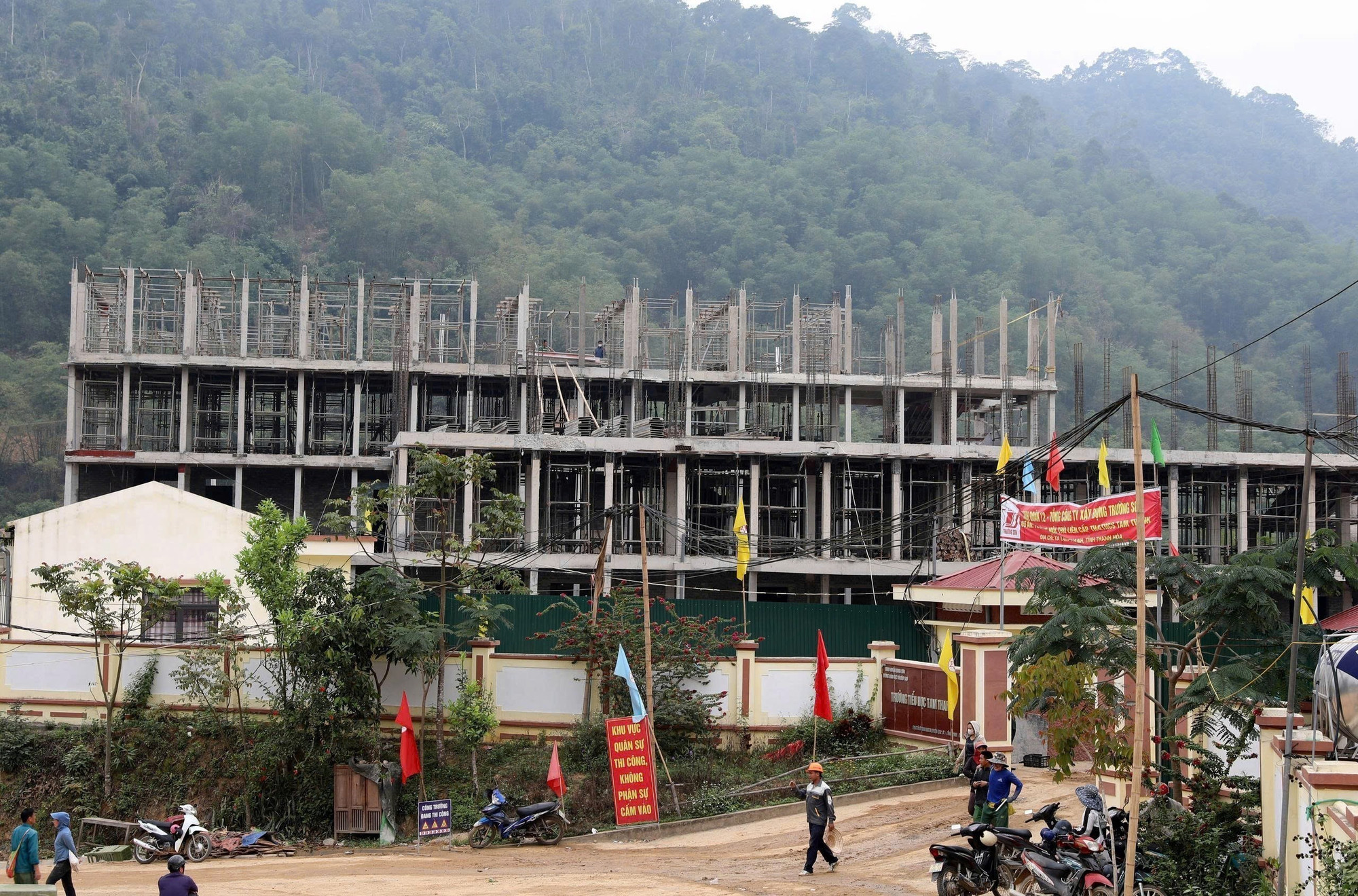 Sau 4 tháng thi công, dự án Trường phổ thông nội trú liên cấp Tiểu học và Trung học cơ sở Yên Khương, xã Yên Khương đã đạt khoảng 25% khối lượng, từng hạng mục dần hiện rõ giữa núi rừng, để kịp bàn giao trong năm học tới. Ảnh: Khiếu Tư/TTXVN