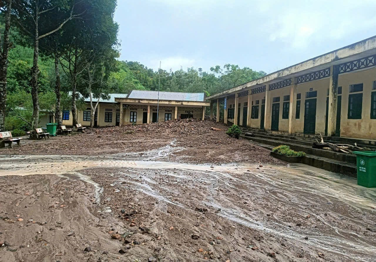 Khối lượng đất đá lớn tràn vào Trường Tiểu học Yên Khương, khu Xắng Hằng, xã Yên Khương gây thiệt hại nặng nề về cơ sở vật chất trong trận mưa lũ năm 2025. Ảnh: Khiếu Tư/TTXVN