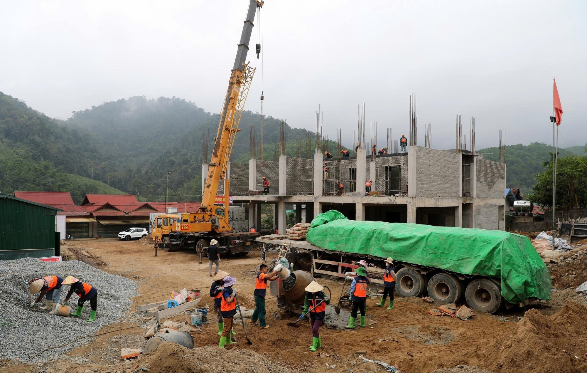 Năm 2025, tỉnh Thanh Hóa khởi công 6 Dự án Trường nội trú liên cấp ở các xã biên giới, phấn đấu về đích trước ngày 15/8/2026 để kịp đón học sinh vào năm học mới. Ảnh: Khiếu Tư/TTXVN