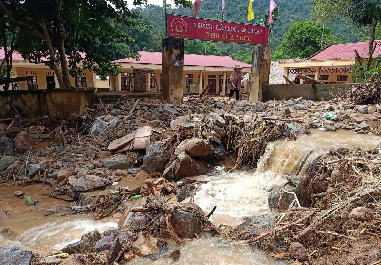 Điểm lẻ Cha Lung, Trường Tiểu học Tam Thanh, xã vùng cao biên giới Tam Thanh (Thanh Hóa) tan hoang sau bão lũ năm 2025, nhưng thầy cô giáo nhanh chóng khắc phục để ổn định công tác dạy và học. Ảnh: Khiếu Tư/TTXVN