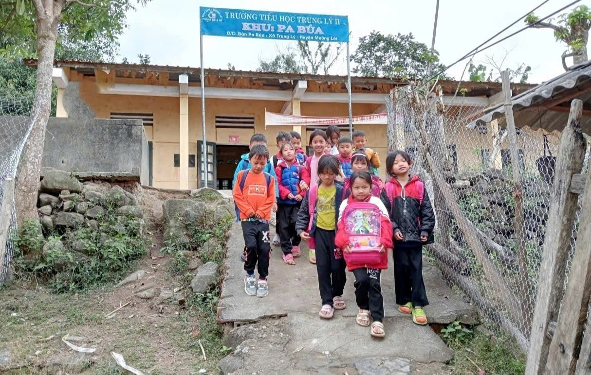 Những lớp học tạm bợ, thiếu thốn và cuộc sống chật vật của giáo viên cắm bản là những “khoảng trống” cần sớm được lấp đầy để con chữ có thể bám rễ bền vững nơi vùng biên. Ảnh: Khiếu Tư/TTXVN