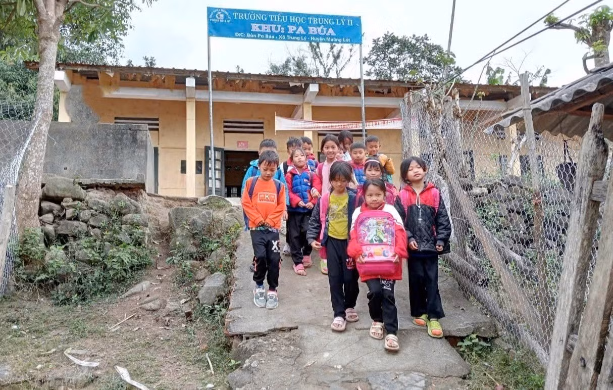 Những lớp học tạm bợ, thiếu thốn và cuộc sống chật vật của giáo viên cắm bản là những “khoảng trống” cần sớm được lấp đầy để con chữ có thể bám rễ bền vững nơi vùng biên. Ảnh: Khiếu Tư/TTXVN