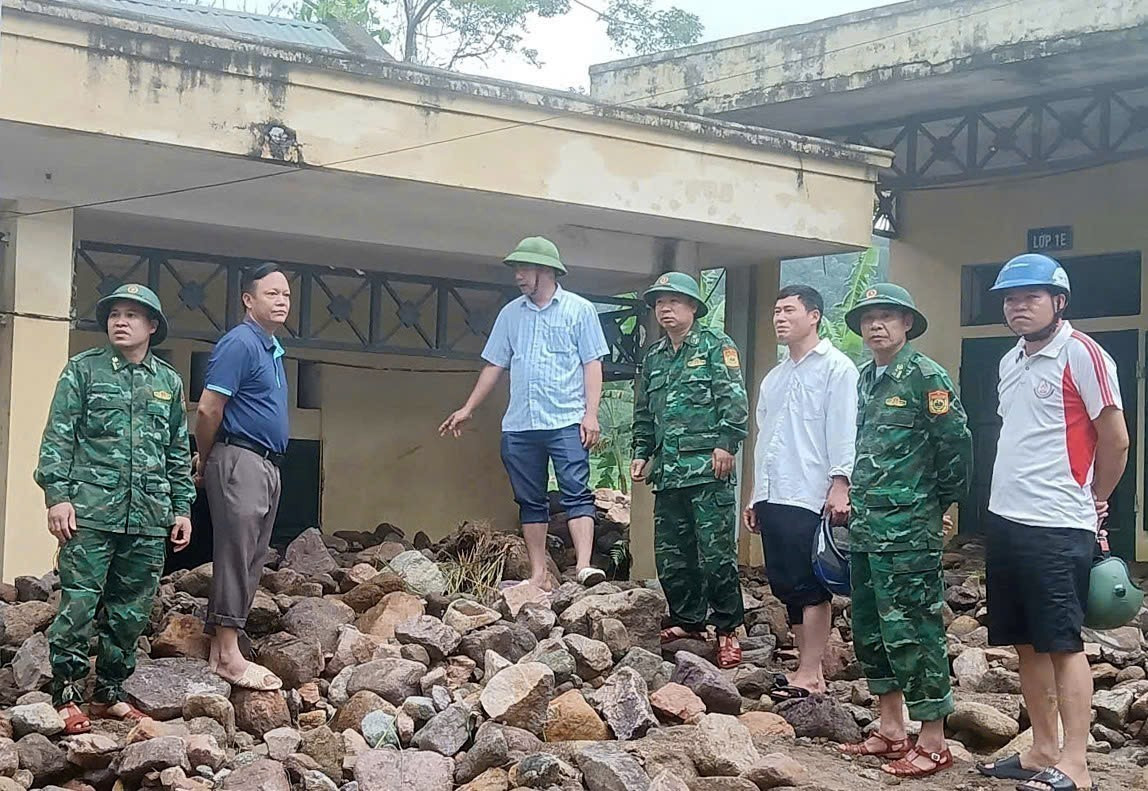 Trường Tiểu học Yên Khương, khu Xắng Hằng, xã Yên Khương ngập trong đất đá sau trận mưa bão năm 2025, được chính quyền và lực lượng chức năng hỗ trợ khắc phục không làm gián đoạn việc dạy và học của thầy và trò. Ảnh: Khiếu Tư/TTXVN