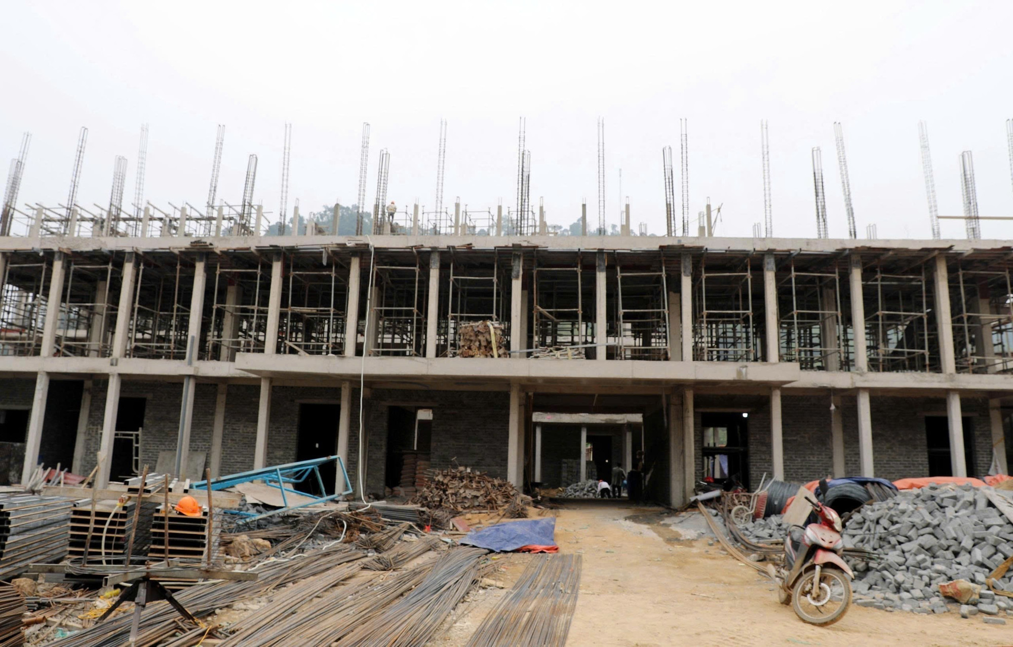 Sau gần 5 tháng khởi công, Dự án Trường nội trú liên cấp Tiểu học và Trung học cơ sở Bát Mọt, xã Bát Mọt đã đạt gần 30% khối lượng, phấn đấu bàn giáo đúng kế hoạch đề ra. Ảnh: Khiếu Tư/TTXVN