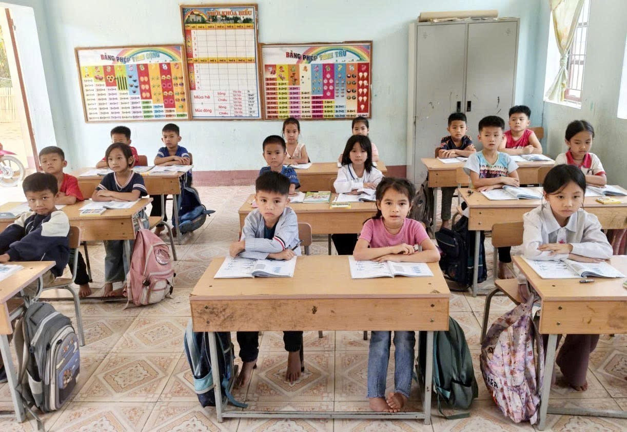 Dẫu mưa lũ thường xuyên và nhiều khó khăn, con đường đến trường gập ghềnh gian khó, học sinh Tiểu học Tam Thanh, xã Tam Thanh vẫn kiên trì bám lớp, nuôi dưỡng ước mơ con chữ. Ảnh: Khiếu Tư/TTXVN