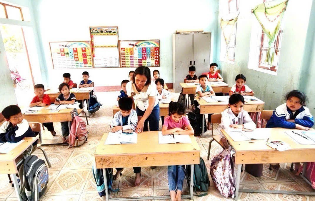 Mặc dù còn nhiều khó khăn, thiếu thốn, nhưng thầy, cô và học trò Trường Tiểu học Tam Thanh, xã Tam Thanh luôn cố gắng, lạc quan để chờ được chuyển về học tập trung tại ngôi trường mới đang xây dựng. Ảnh: Khiếu Tư/TTXVN