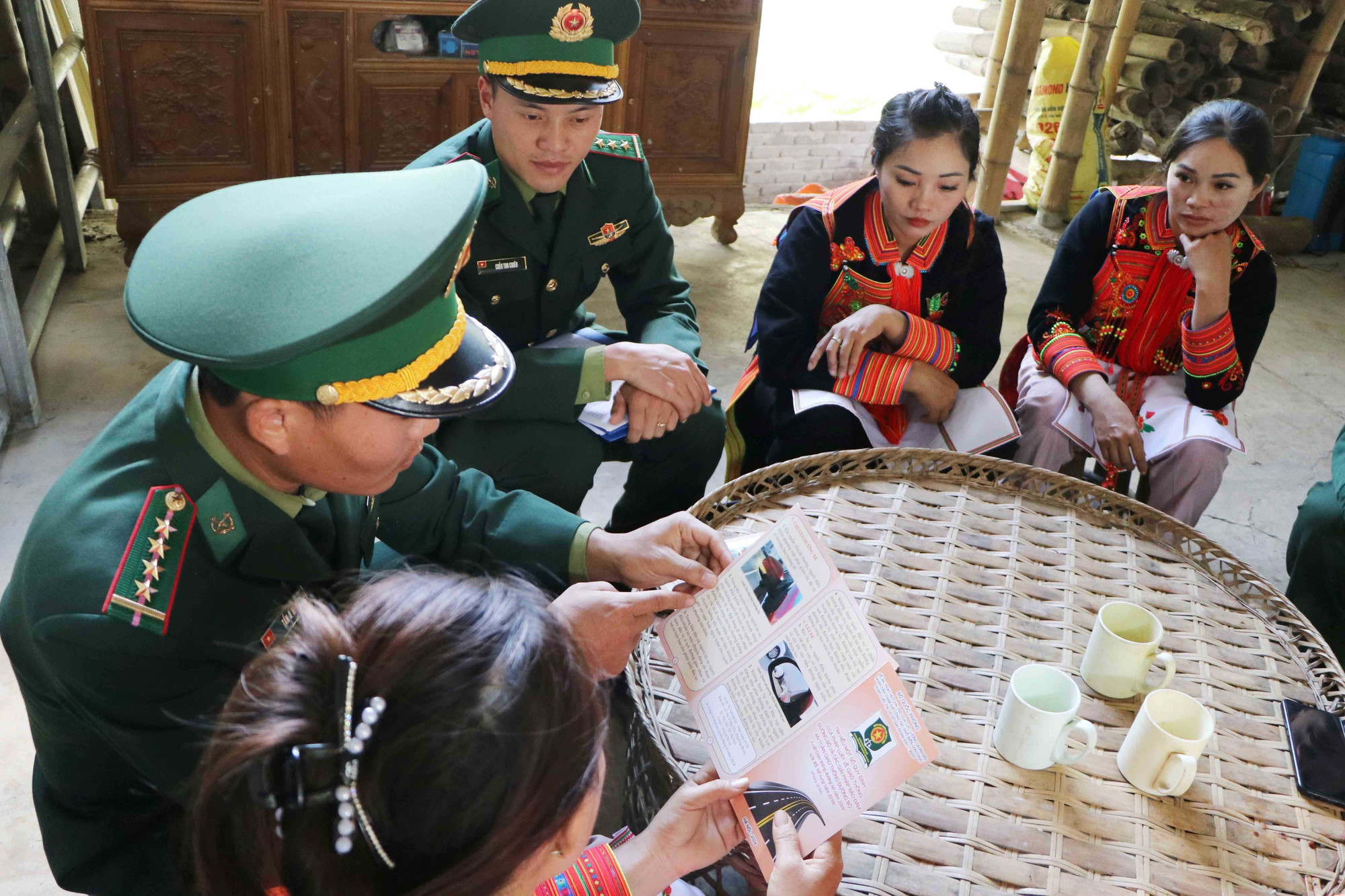 Cán bộ, chiến sĩ Đồn Biên phòng cửa khẩu Ma Lù Thàng (Lai Châu) tuyên truyền về lợi ích khi sử dụng thành thạo kỹ năng số cho người dân biên giới.