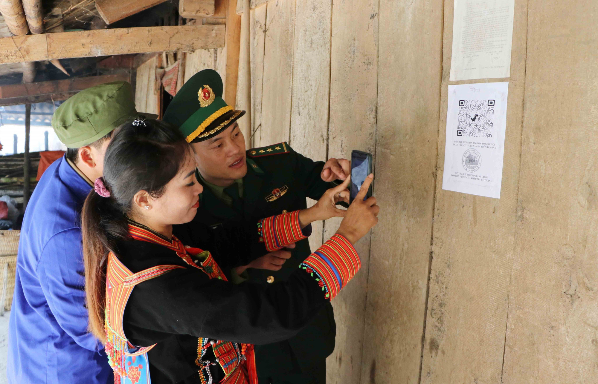 Cán bộ, chiến sĩ Đồn Biên phòng cửa khẩu Ma Lù Thàng (Lai Châu) hướng dẫn bà con khai báo thông tin tội phạm qua hòm thư ẩn danh.