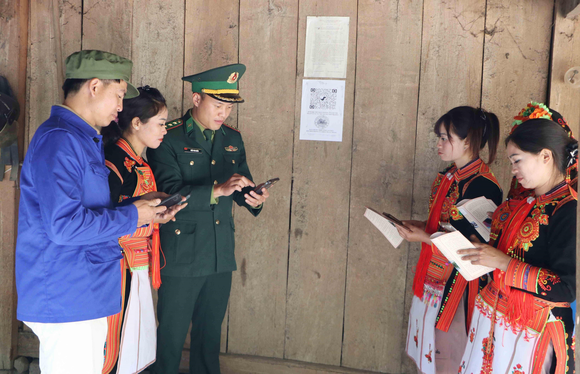 Cán bộ, chiến sĩ Đồn Biên phòng cửa khẩu Ma Lù Thàng (Lai Châu) hướng dẫn bà con quyét mã hòm thư ẩn danh.