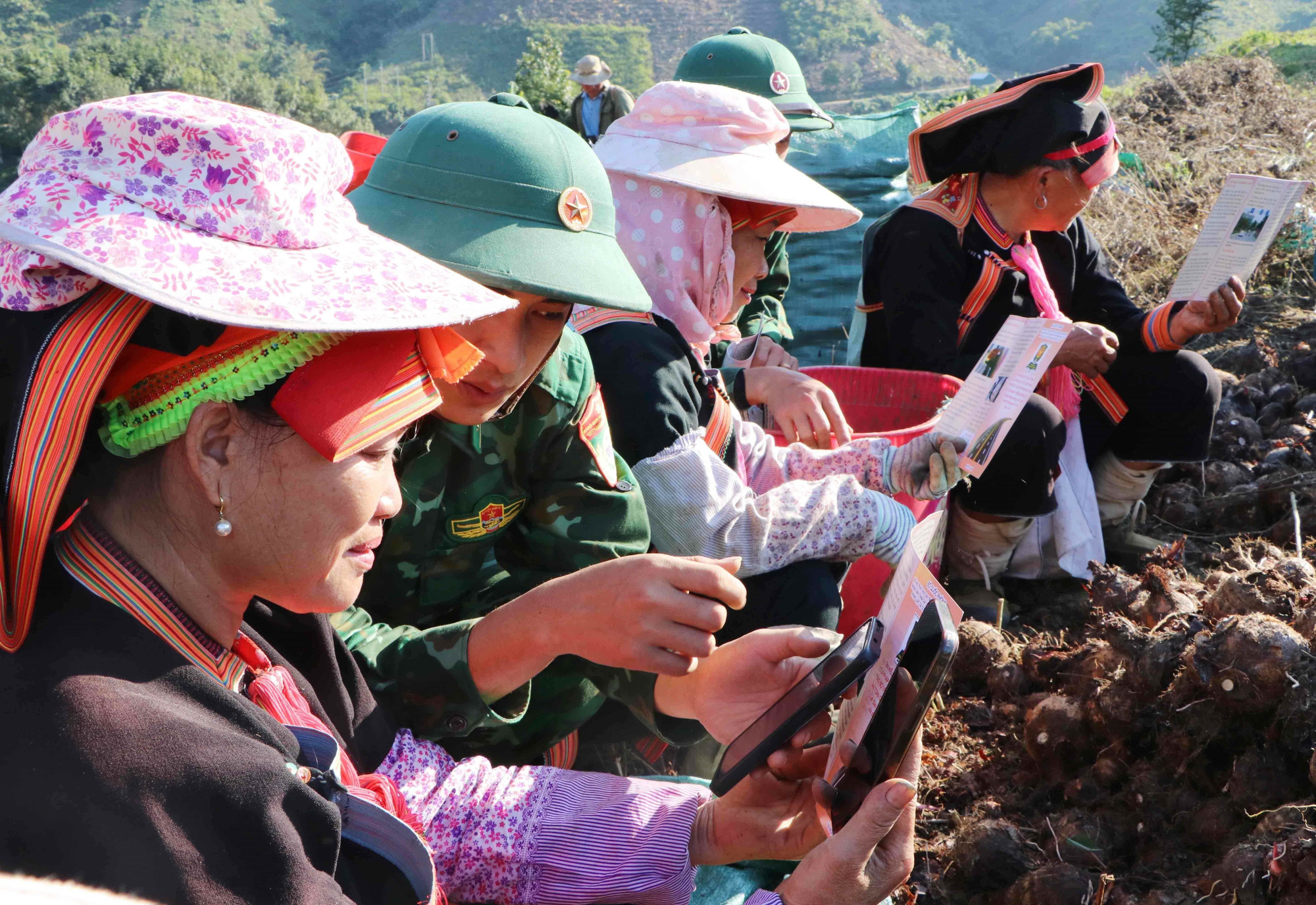 Cán bộ, chiến sĩ Đồn Biên phòng cửa khẩu Ma Lù Thàng (Lai Châu) đến tận nương hướng dẫn bà con kỹ năng số tại bản Hùng Pèng, xã Phong Thổ.