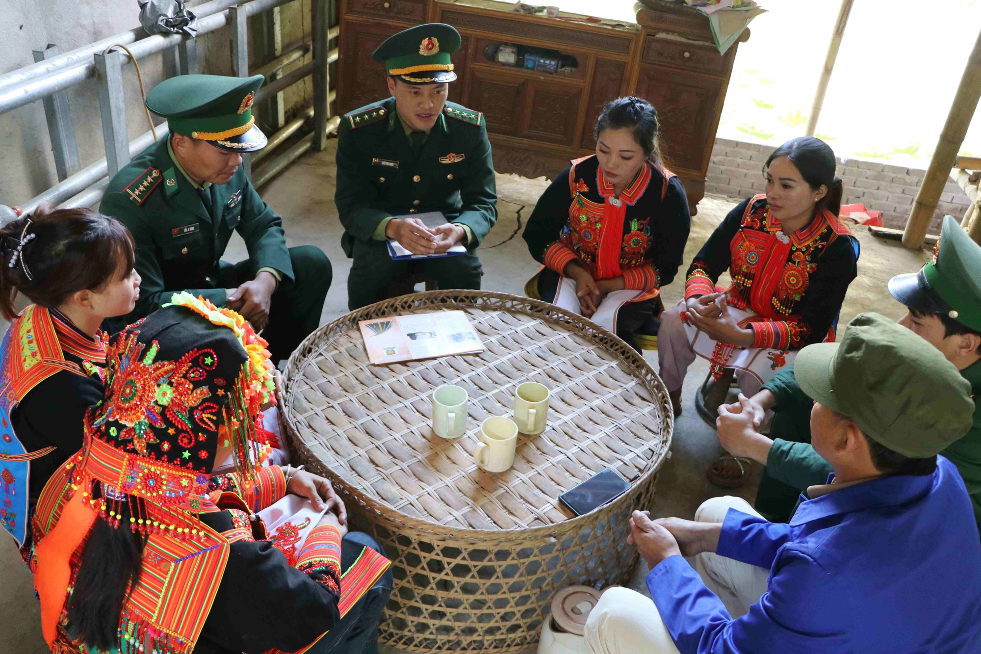 Cán bộ, chiến sĩ Đồn Biên phòng cửa khẩu Ma Lù Thàng (Lai Châu) hướng dẫn bà con kỹ năng số cơ bản tại bản Hùng Pèng, xã Phong Thổ.