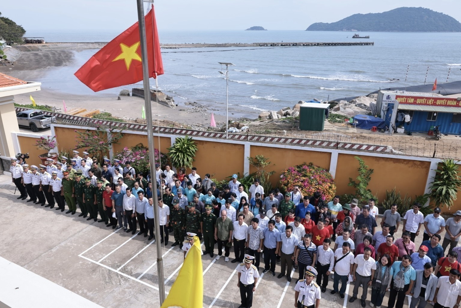Đoàn công tác và cán bộ, chiến sĩ trên đảo Hòn Khoai tham gia một buổi chào cờ. Ảnh: Trần Việt/TTXVN