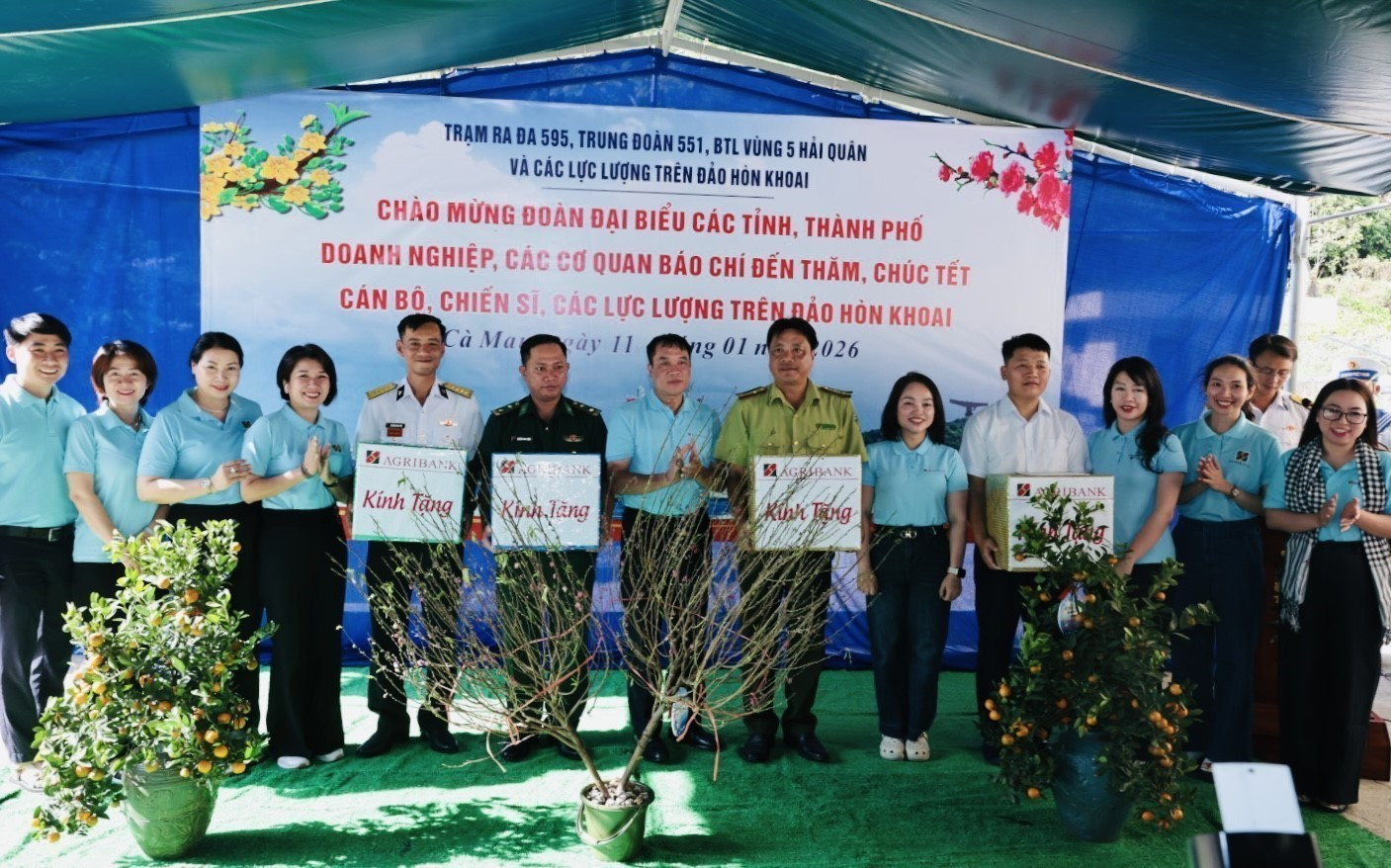 Đại diện các đơn vị tặng quà các lực lượng trên đảo Hòn Khoai, Cà Mau. Ảnh: Trần Việt/TTXVN