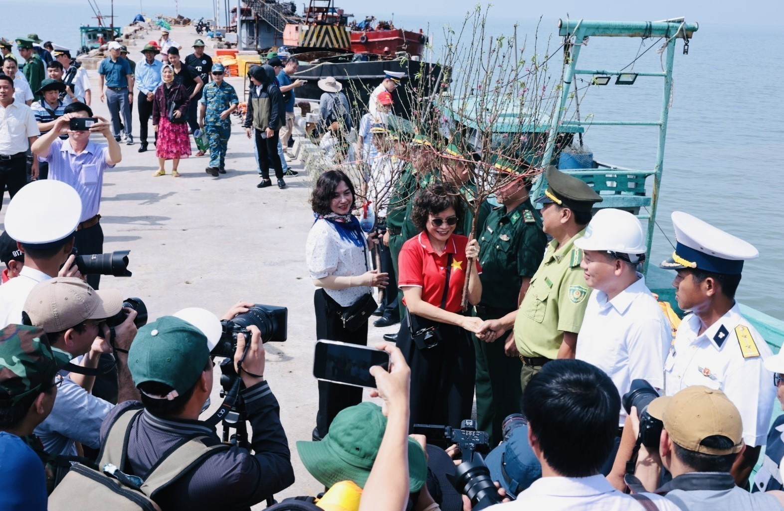 Các lực lượng trên đảo Hòn Khoai tiếp đoàn công tác. Ảnh: Trần Việt/TTXVN