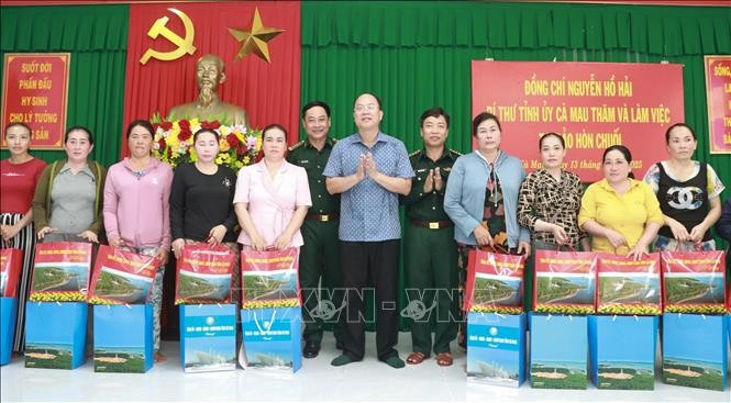 Bí thư Tỉnh uỷ Cà Mau Nguyễn Hồ Hải tặng quà cho các hộ gia đình trên đảo Hòn Chuối. Bí thư Tỉnh uỷ Cà Mau Nguyễn Hồ Hải tặng quà cho các hộ gia đình trên đảo Hòn Chuối.