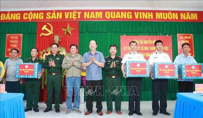 Bí thư Tỉnh uỷ Cà Mau Nguyễn Hồ Hải (thứ 5 từ trái sang) cùng Phó Chủ tịch UBND tỉnh Lê Văn Sử (thứ 4 từ trái sang) tặng quà cho các đơn vị đang đứng chân trên đảo. Bí thư Tỉnh uỷ Cà Mau Nguyễn Hồ Hải (thứ 5 từ trái sang) cùng Phó Chủ tịch UBND tỉnh Lê Văn Sử (thứ 4 từ trái sang) tặng quà cho các đơn vị đang đứng chân trên đảo.