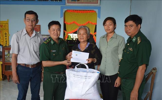 Bộ đội Biên phòng Đồng Tháp thăm, tặng quà cho người dân có hoàn cảnh khó khăn ở xã Thông Bình, huyện Tân Hồng từ mô hình “Hũ gạo tình thương”. Ảnh tư liệu: Nhựt An/TTXVN Bộ đội Biên phòng Đồng Tháp thăm, tặng quà cho người dân có hoàn cảnh khó khăn ở xã Thông Bình, huyện Tân Hồng từ mô hình “Hũ gạo tình thương”. Ảnh tư liệu: Nhựt An/TTXVN