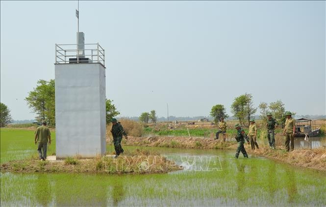 Bộ đội Biên phòng Đồng Tháp phối hợp với Tổ tự quản đường biên, mốc giới tuần tra khu vực biên giới thuộc xã Bình Thạnh, thành phố Hồng Ngự. Ảnh tư liệu: Nhựt An/TTXVN Bộ đội Biên phòng Đồng Tháp phối hợp với Tổ tự quản đường biên, mốc giới tuần tra khu vực biên giới thuộc xã Bình Thạnh, thành phố Hồng Ngự. Ảnh tư liệu: Nhựt An/TTXVN