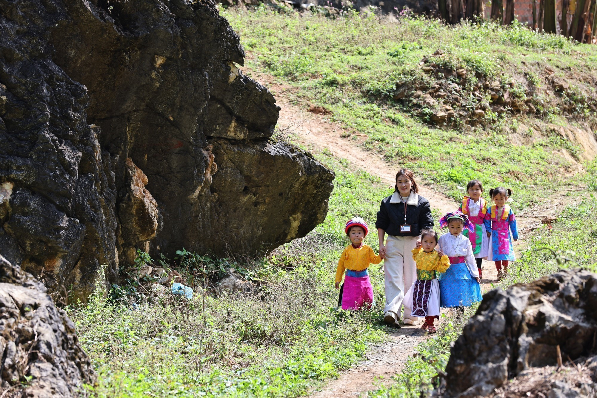 Bằng tâm huyết và lòng nhân hậu, cô giáo, đảng viên Vàng Thị Tro đã thắp lên niềm tin, khát vọng học tập cho học trò dân tộc thiểu số nơi vùng cao.