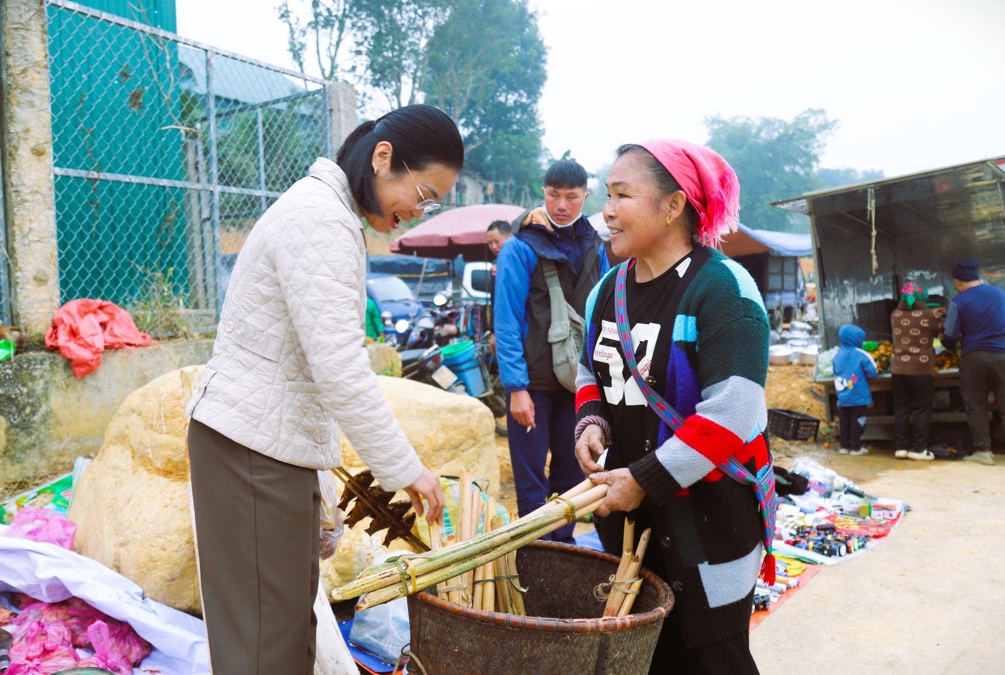 Người dân ở các bản rẻo cao, trên núi đựng các loại sản vật đặc trưng, truyền thống trong các gùi khi mang xuống chợ phiên để bán buôn.