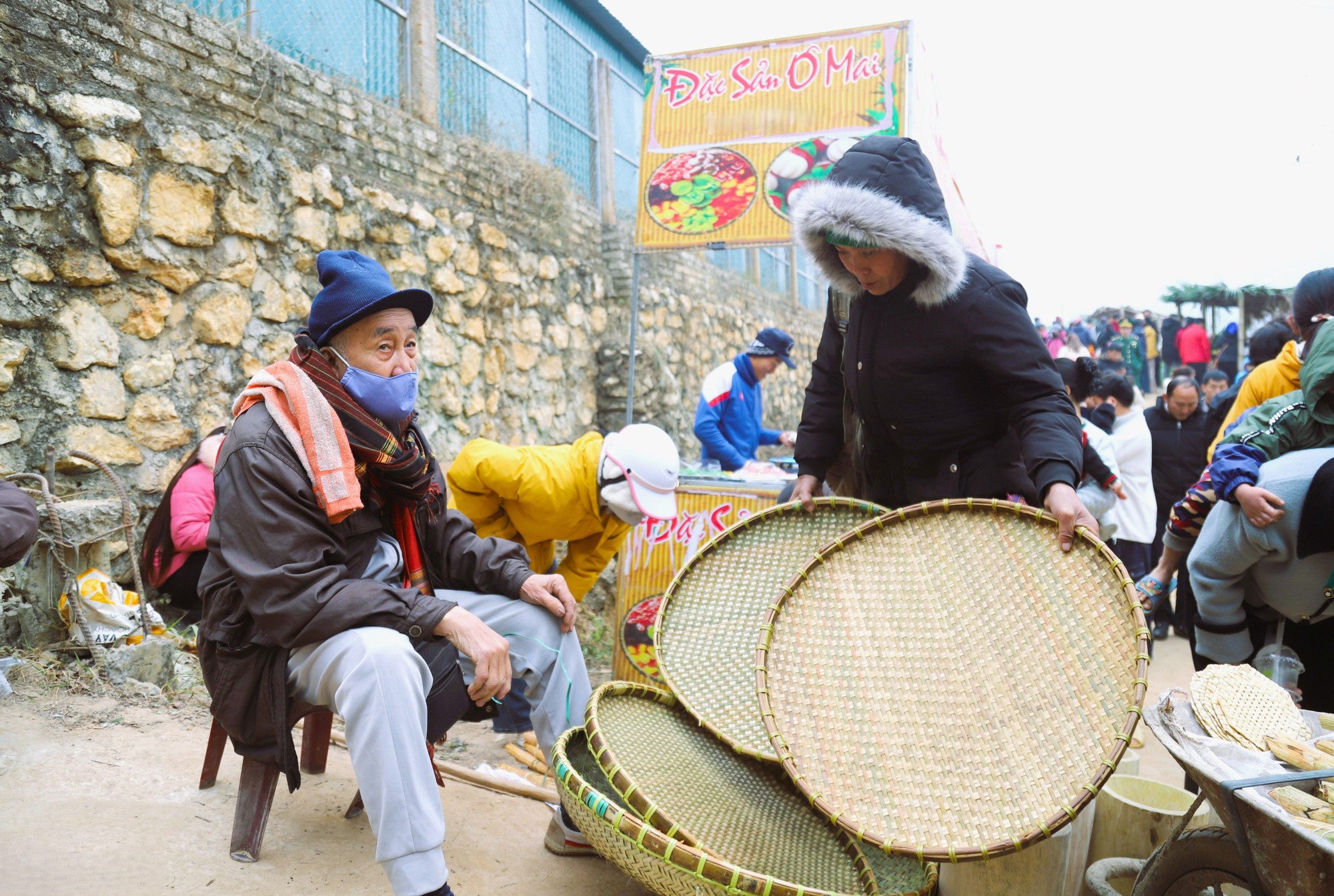 Các loại dụng cụ gắn liền với đời sống sinh hoạt, lao động sản xuất của người dân vùng cao, miền núi được đan lát bằng mây, tre, nứa được bày bán nhiều trong chợ phiên Nhôn Mai.