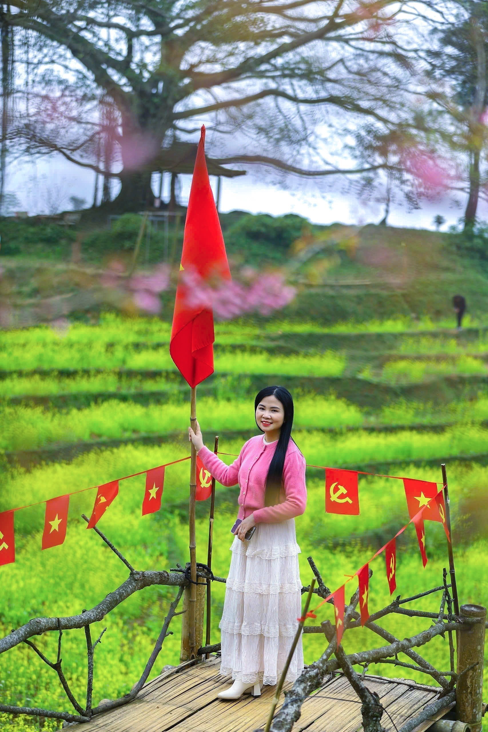 Du khách khi đến xóm Mừng sẽ trải nghiệm một chuỗi những dịch vụ đặc biệt như chụp ảnh tại các đồi hoa, tham quan vườn cam Cao Phong, trải nghiệm hái và thưởng thức cam tại vườn.