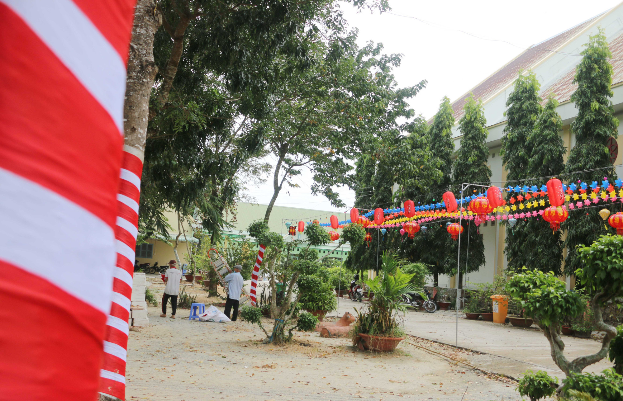 Không gian xung quanh Nhà thờ Tri Tôn đang được trang hoàng rực rỡ chuẩn bị đoán Giáng sinh năm 2025.