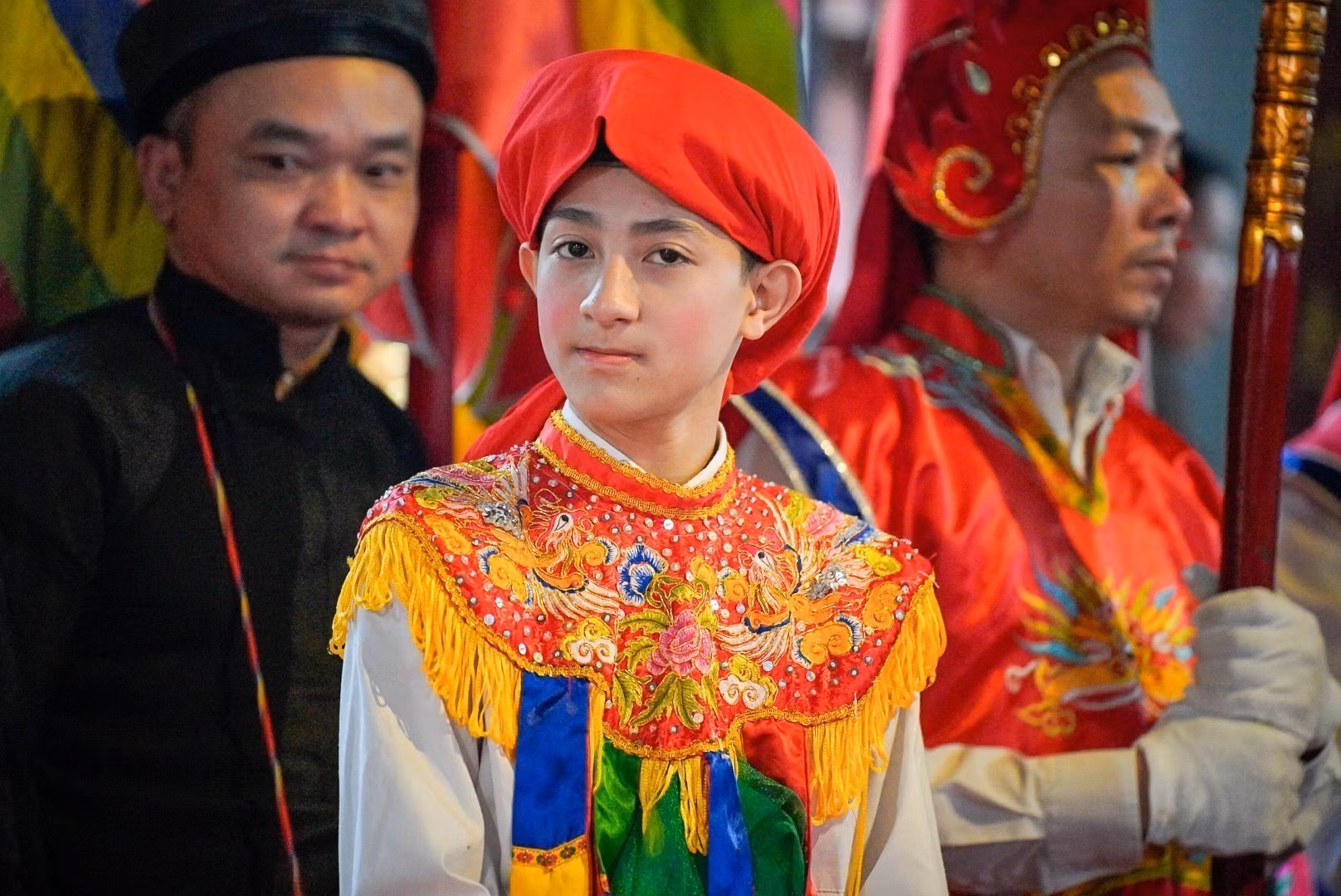 Các chàng trai được lựa chọn tham gia điệu múa này thường có ngoại hình khôi ngô, gương mặt sáng, tính cách hiền lành. Họ hóa trang mặt hoa, môi son, má hồng, mặc trang phục giả nữ, đeo trống trước ngực và biểu diễn những động tác uyển chuyển theo nhịp trống rộn ràng.