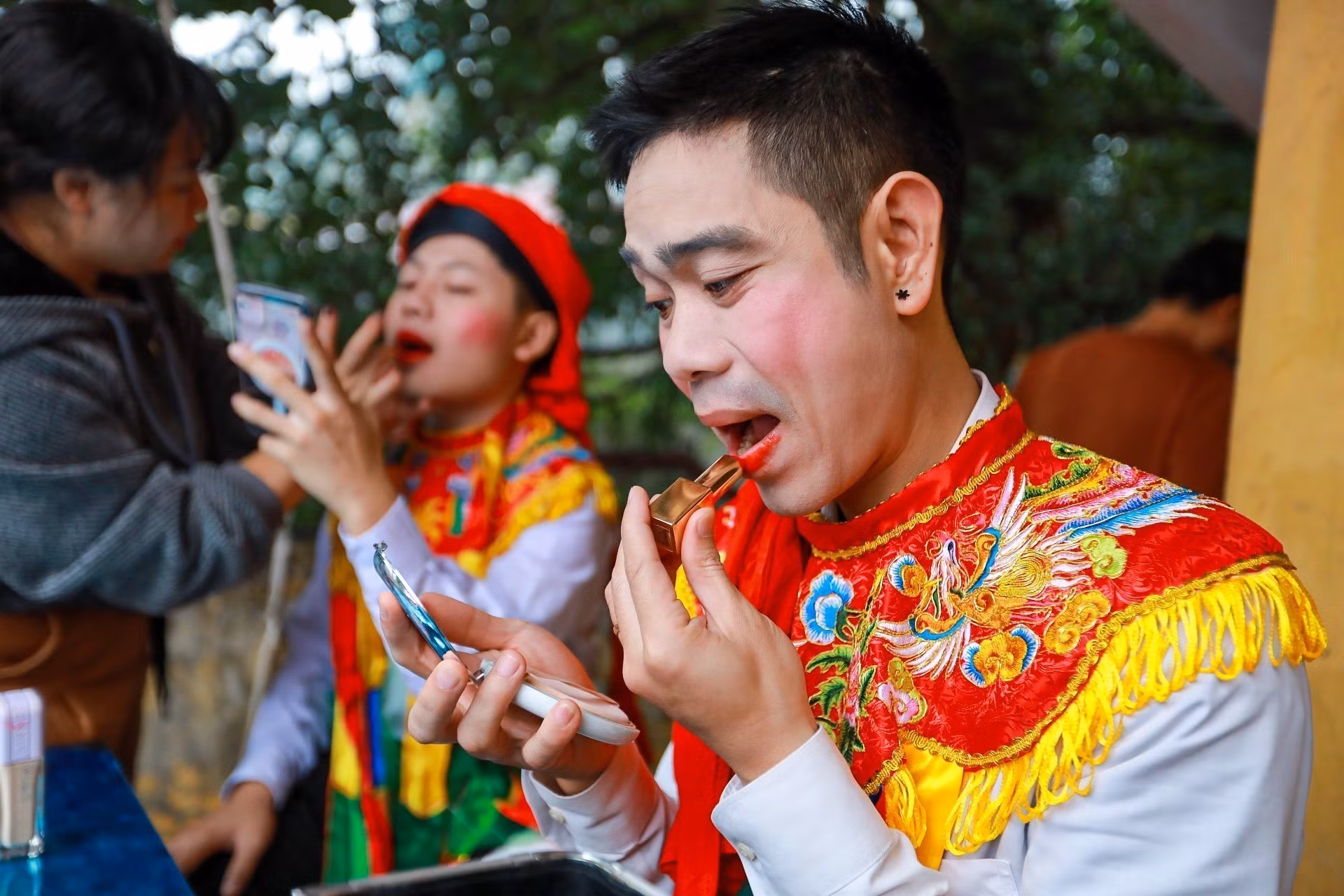 Các thành viên chuẩn bị hoá trang, trang phục trước giờ biểu diễn.