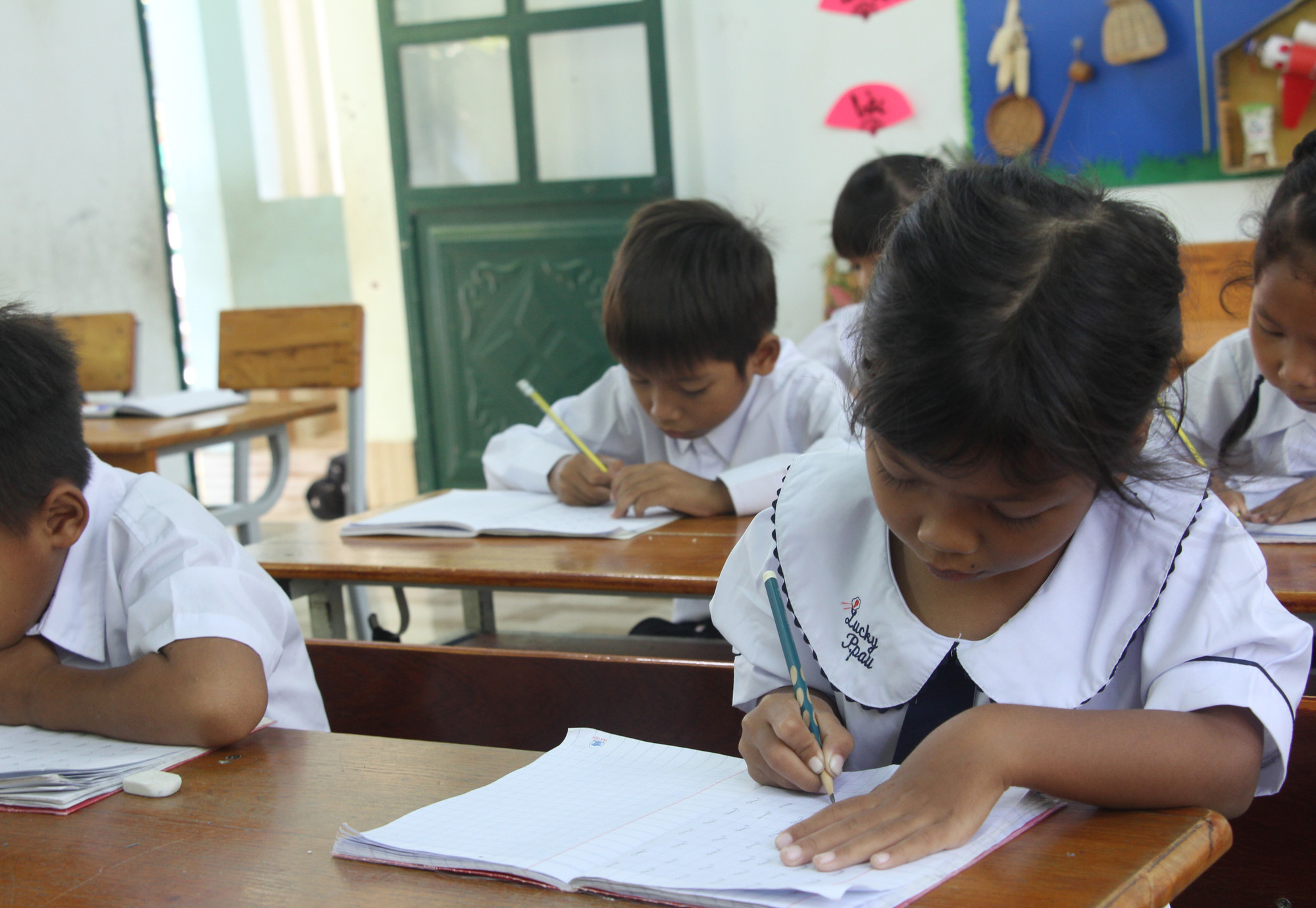 Trẻ em người đồng bào dân tộc thiểu số Khánh Hòa tham gia lớp học viết tiếng Việt trước thềm năm học mới 2025 - 2026. Trẻ em người đồng bào dân tộc thiểu số Khánh Hòa tham gia lớp học viết tiếng Việt trước thềm năm học mới 2025 - 2026.